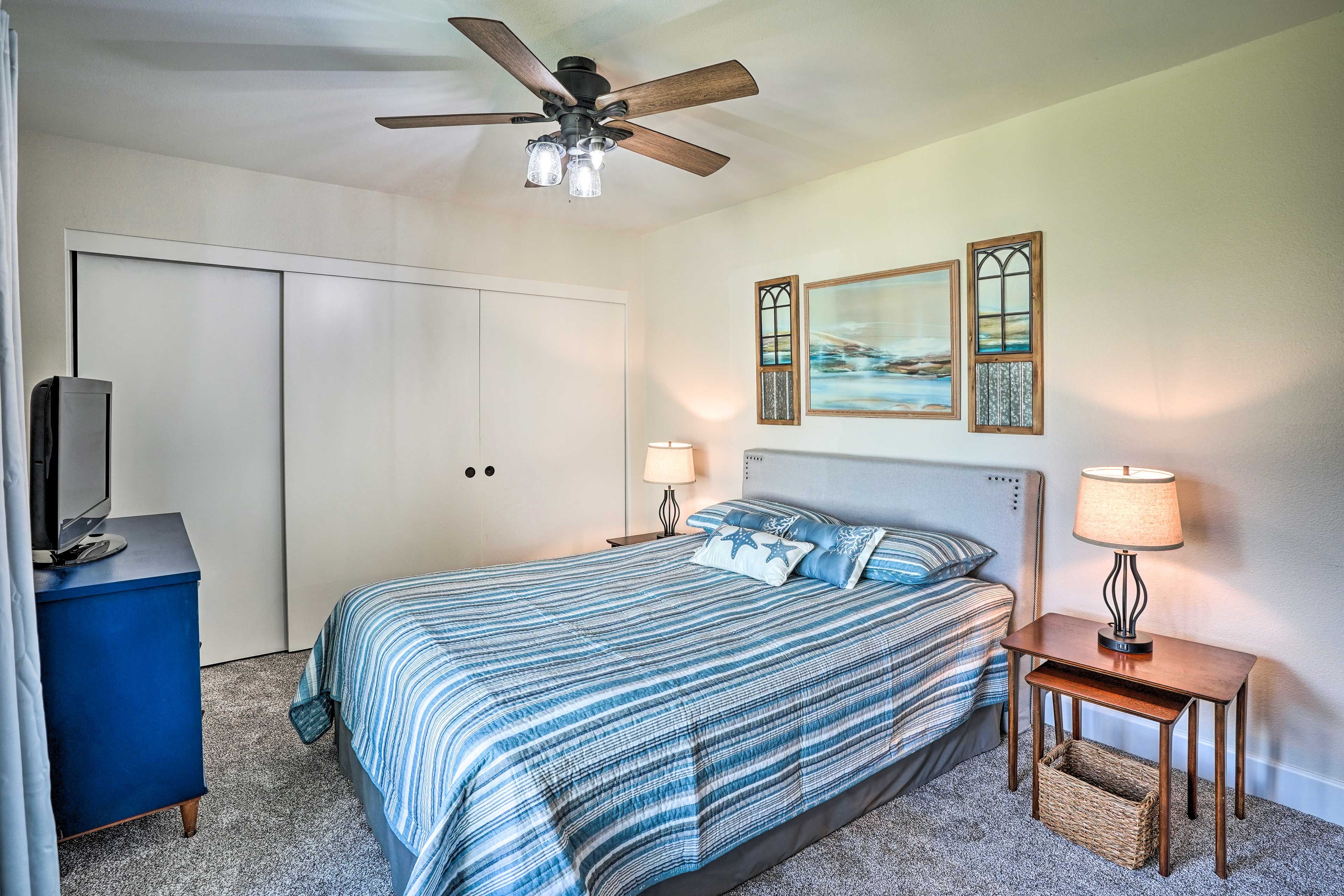 Bedroom 2 | Queen Bed | Smart TV | Closet | Laptop-Friendly Workspace