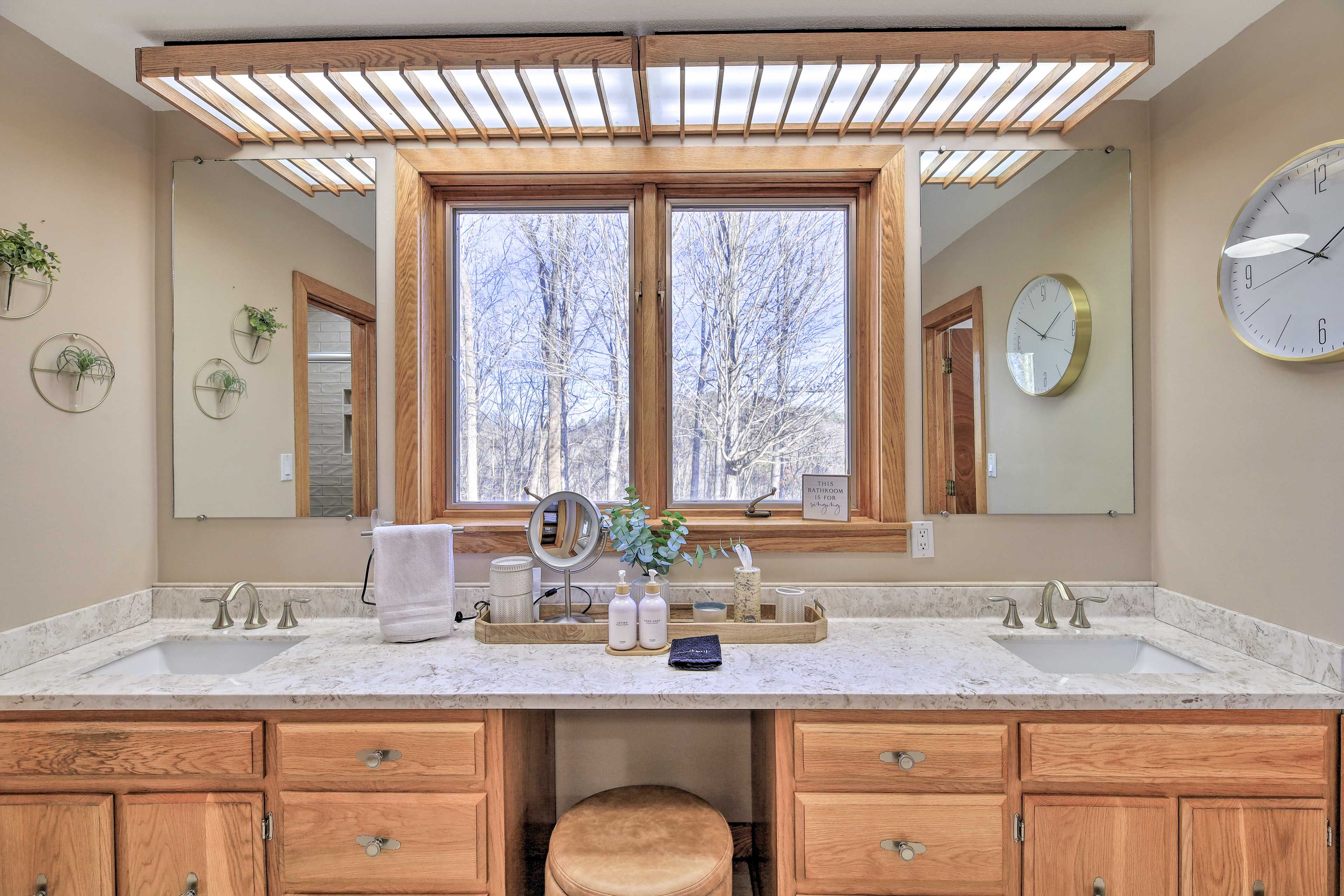 En-Suite Bathroom | Towels Provided | Complimentary Toiletries | 2 Showers