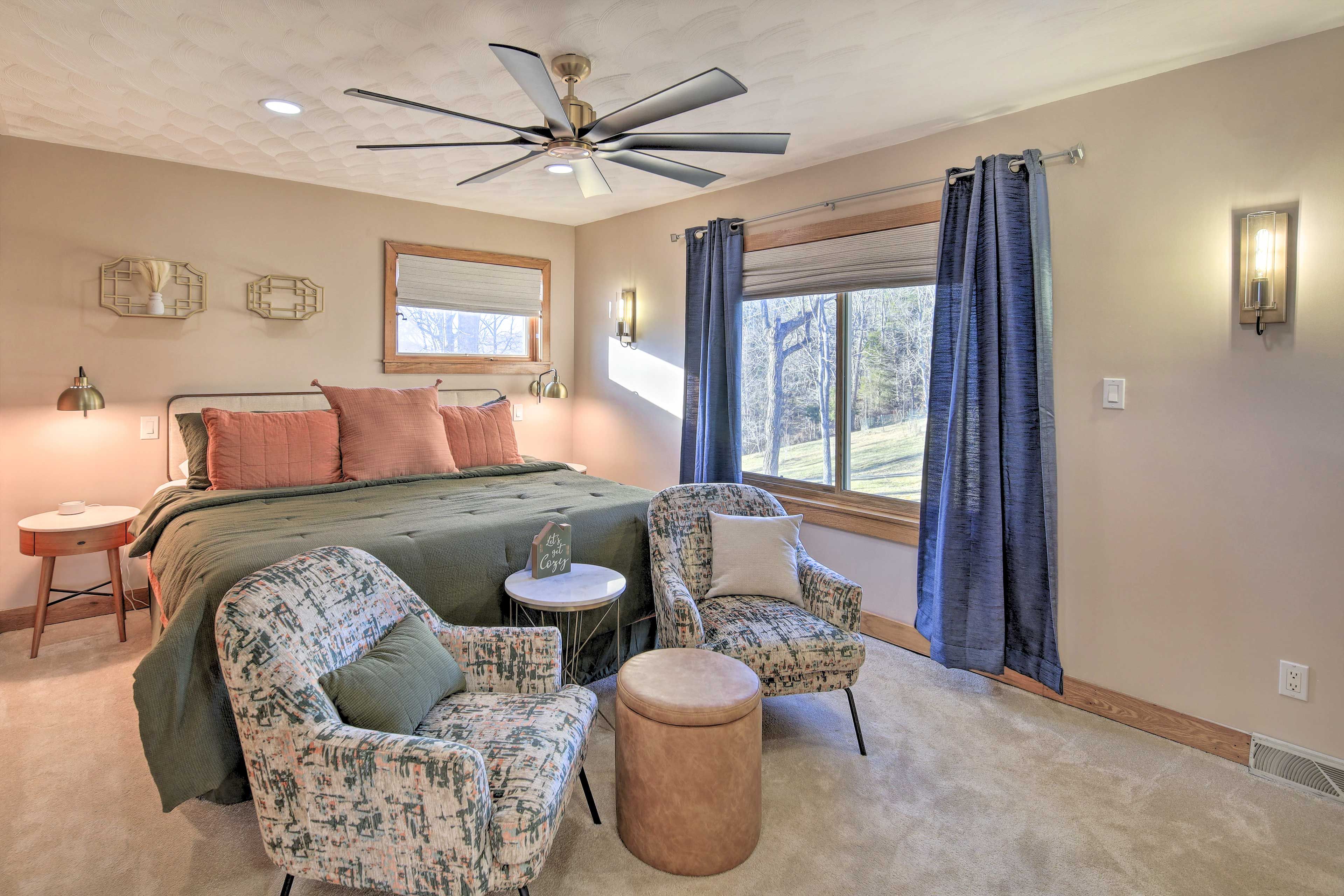 Bedroom 1 | King Bed | Linens Provided | En-Suite Bathroom
