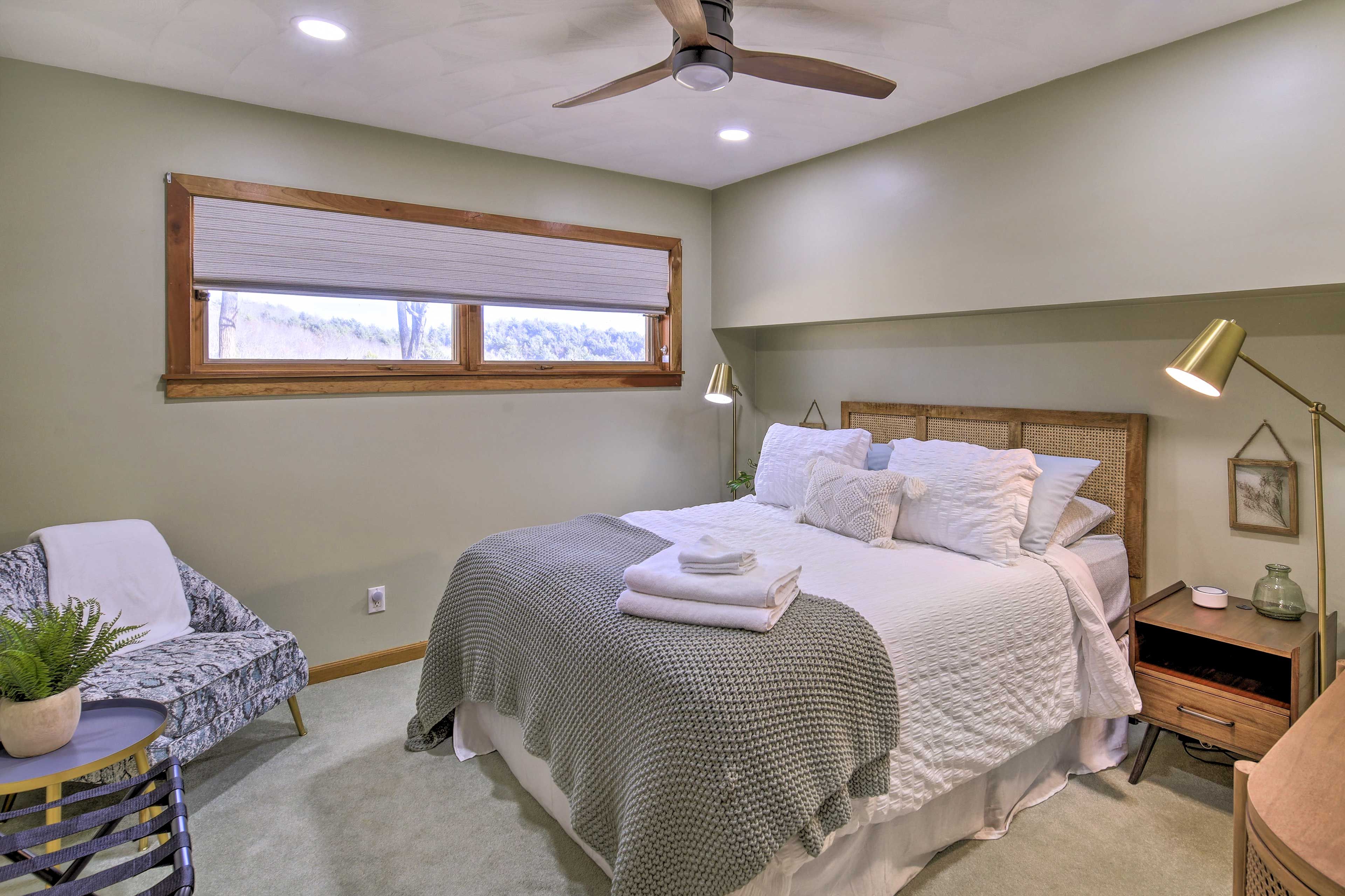 Bedroom 2 | Queen Bed