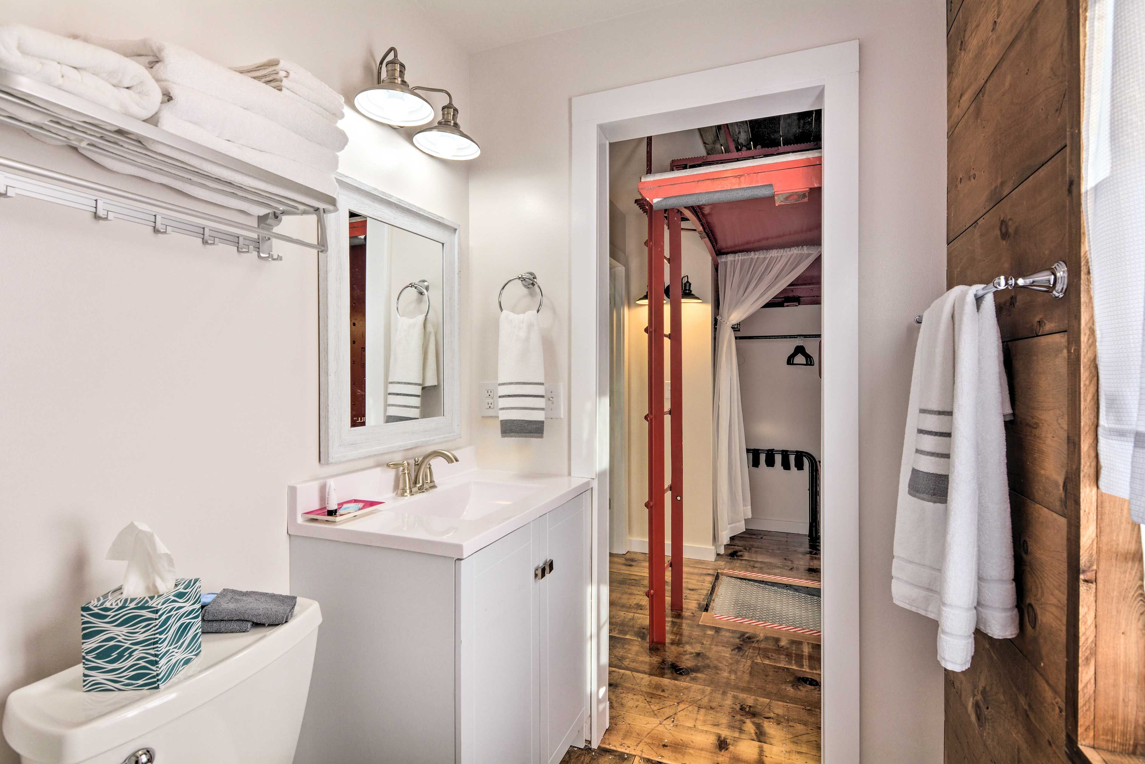 Full Bathroom | Complimentary Toiletries