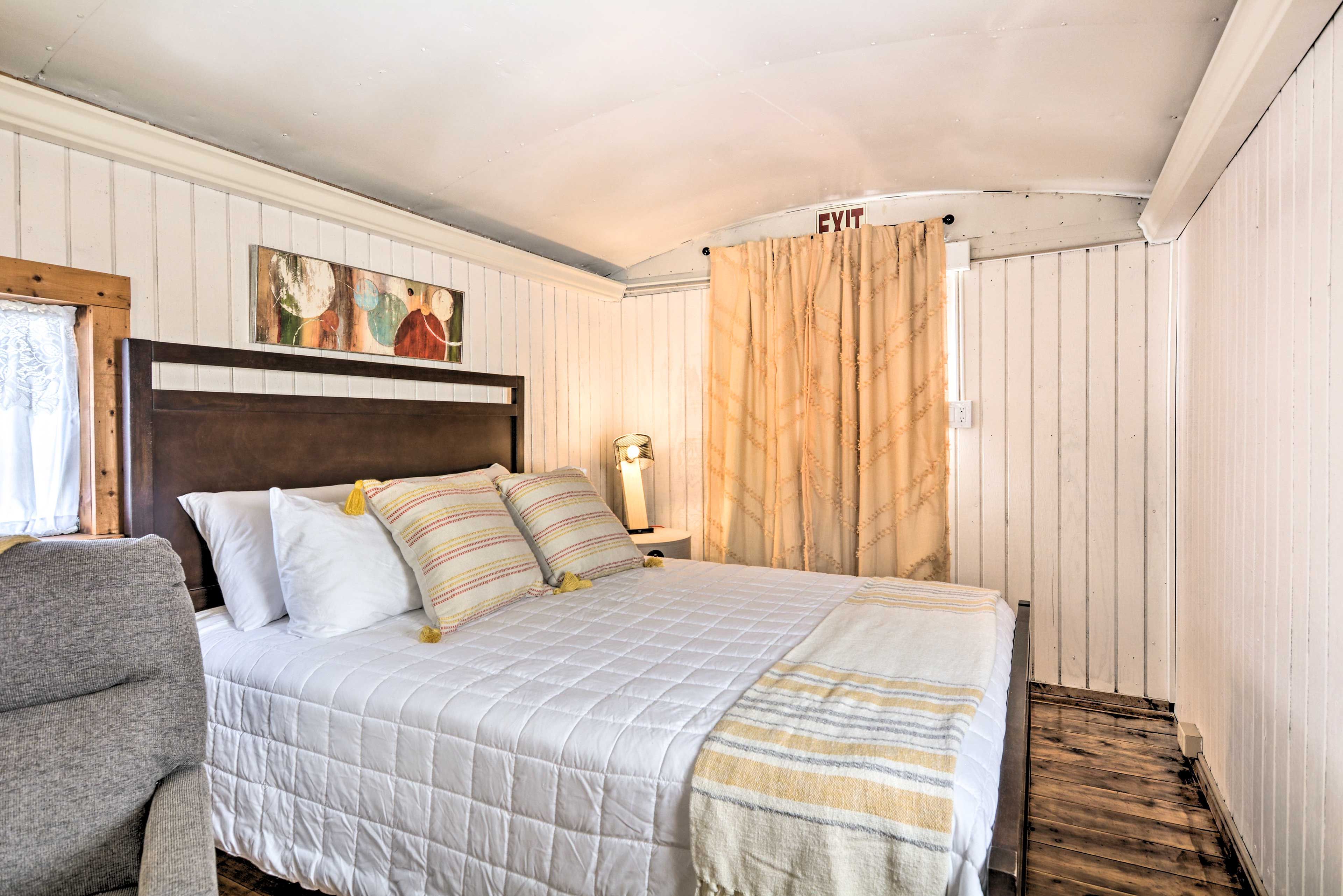 Studio | Queen Bed