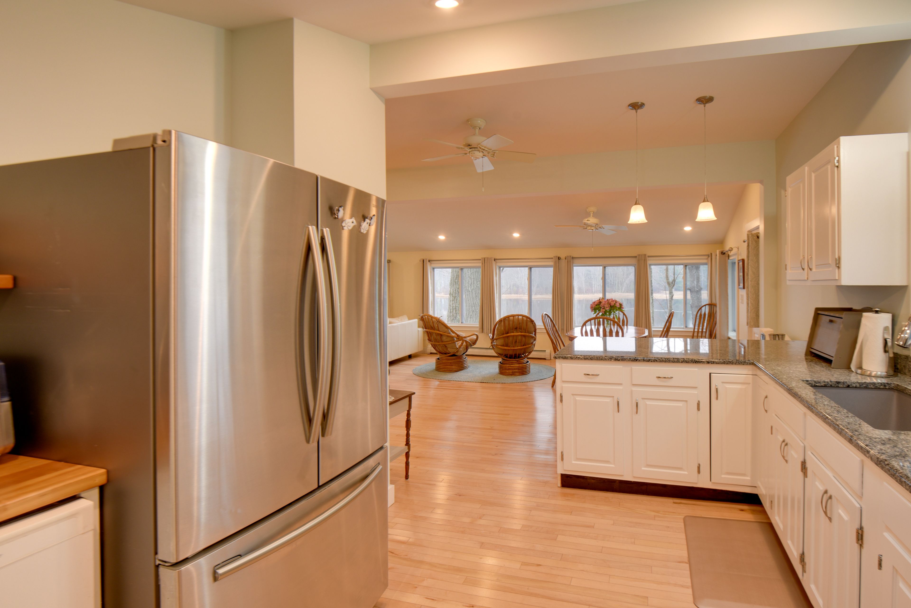 Kitchen | Paper Towels/Trash Bags Provided