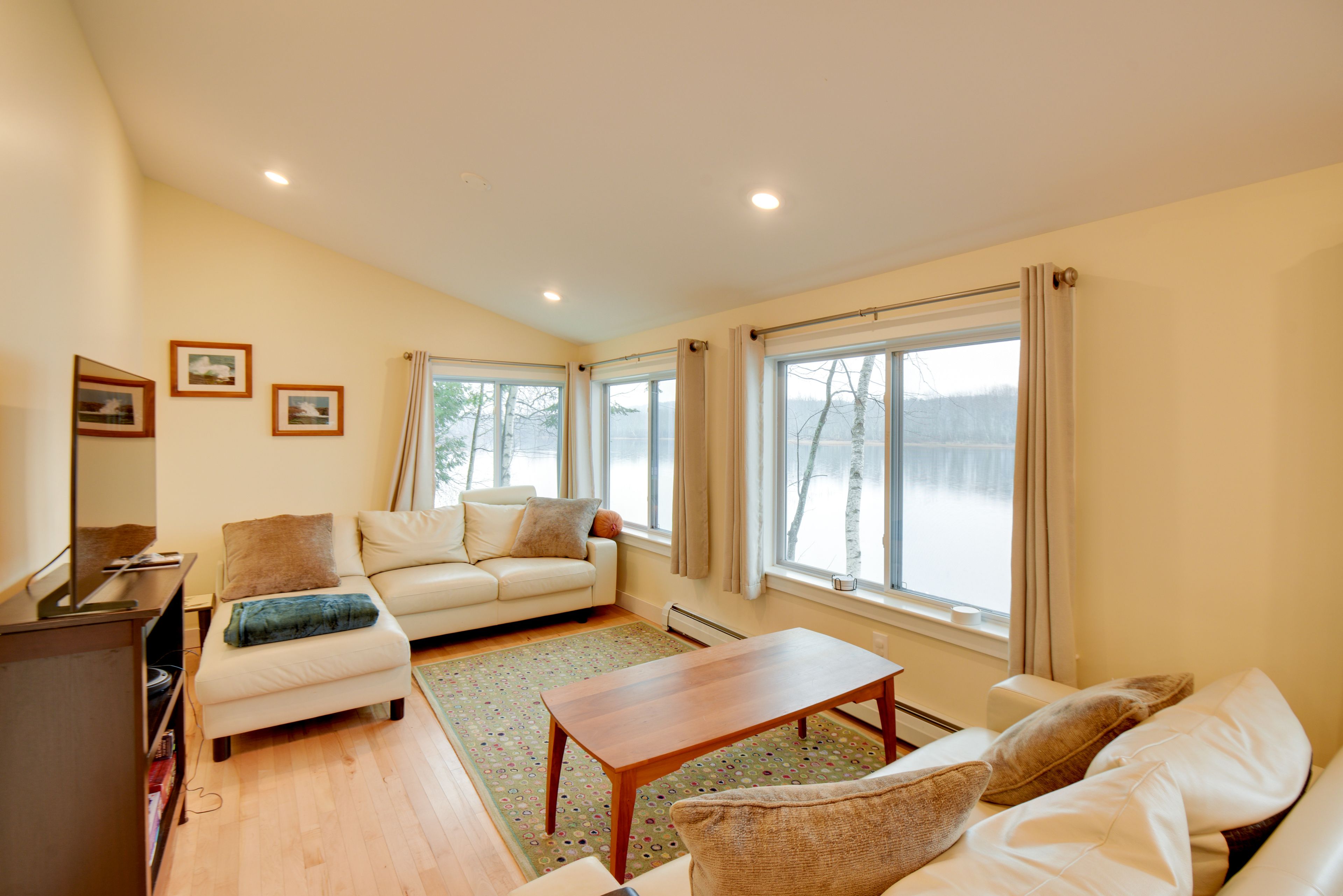 Living Room | Smart TV