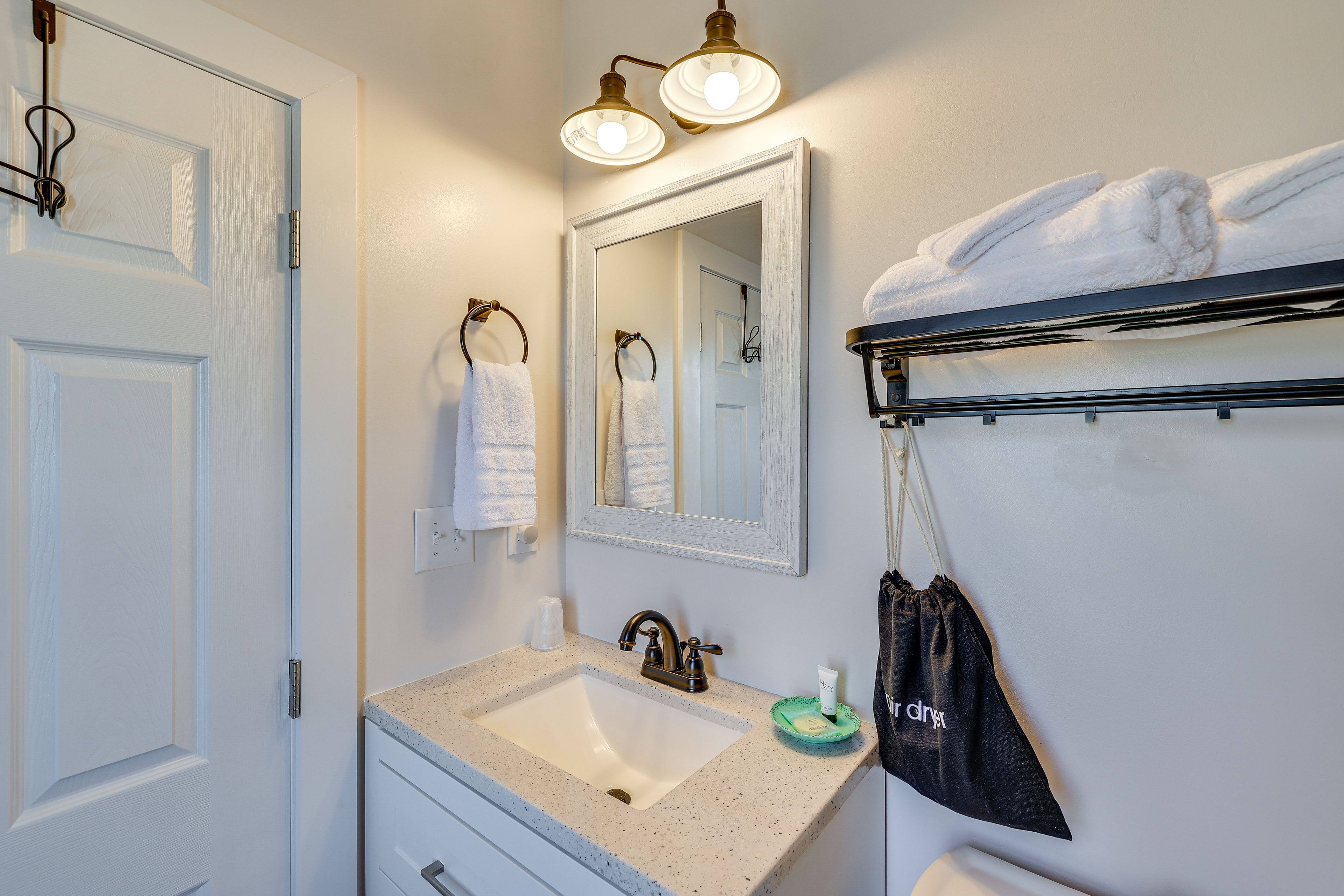 Full Bathroom | Complimentary Toiletries | Hair Dryer