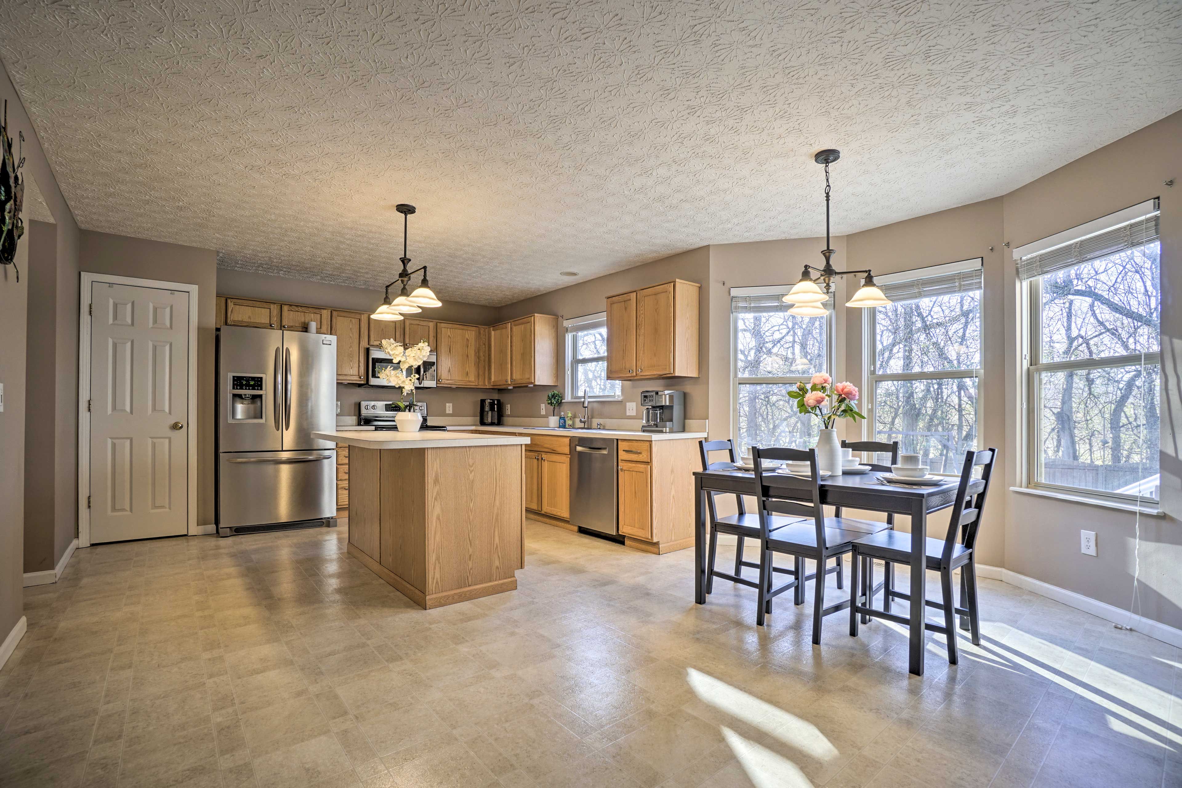 Kitchen & Dining Area | Dishware & Flatware Provided