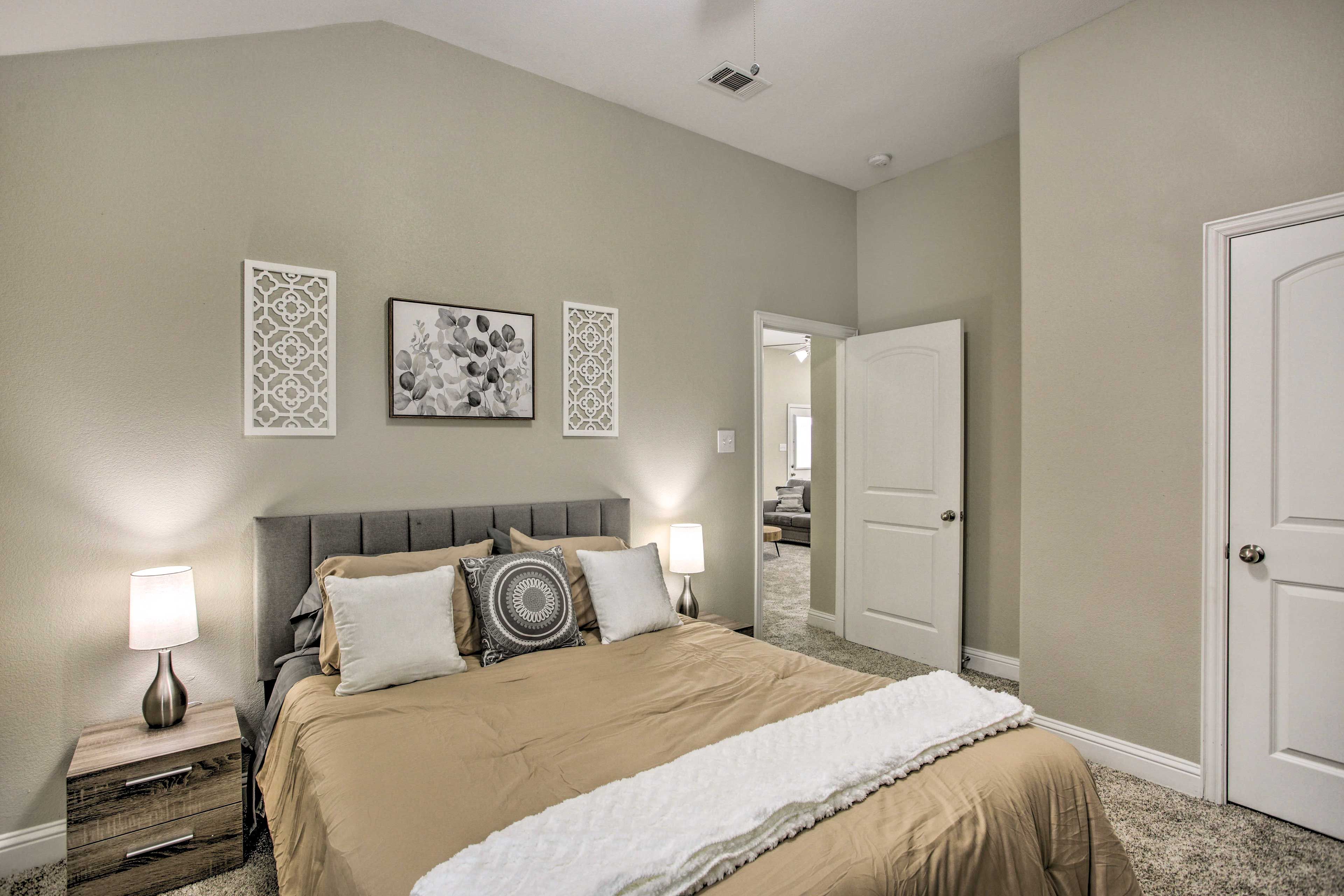 Bedroom 2 | Queen Bed | Smart TV