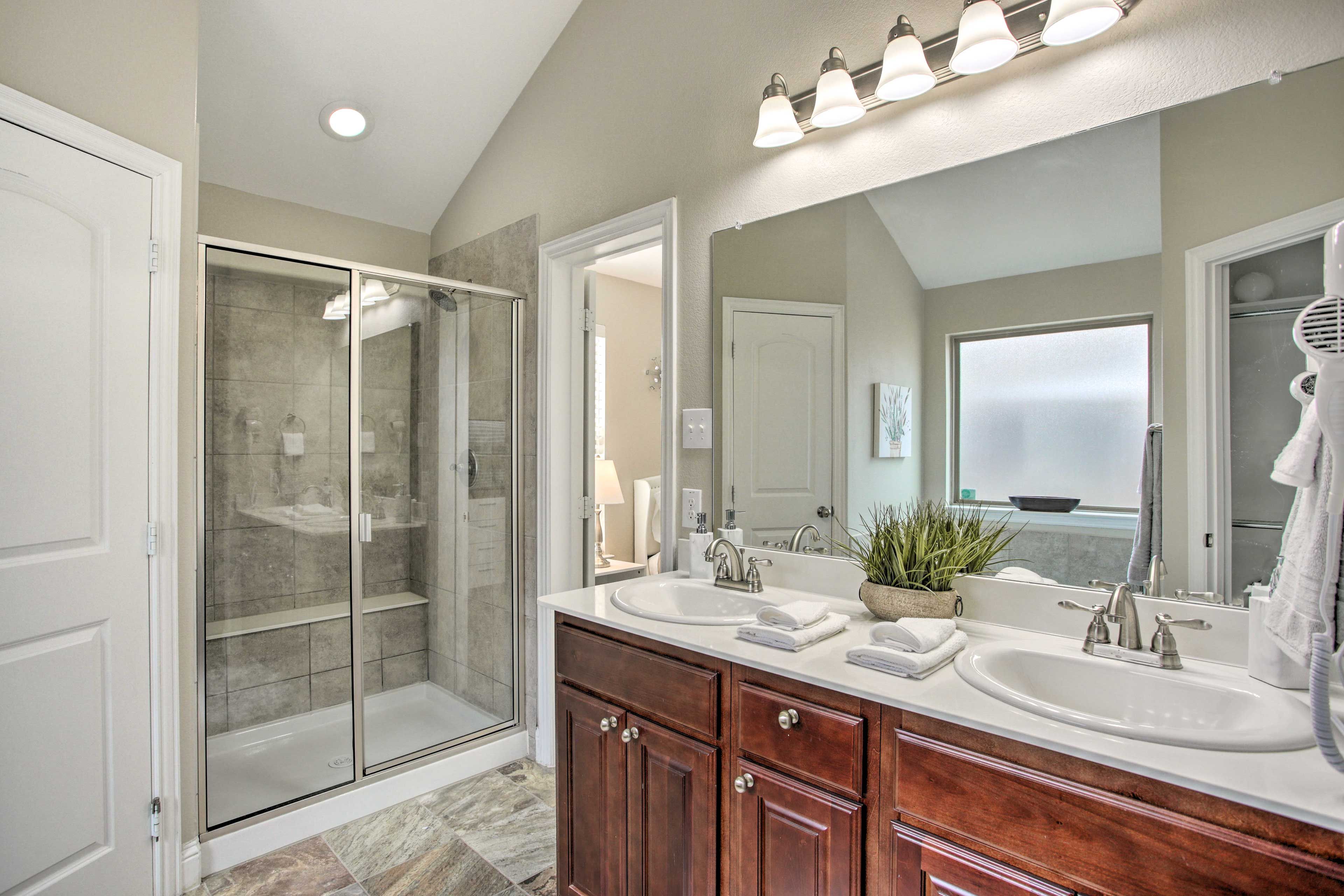 Full En-Suite Bathroom | Soaking Tub