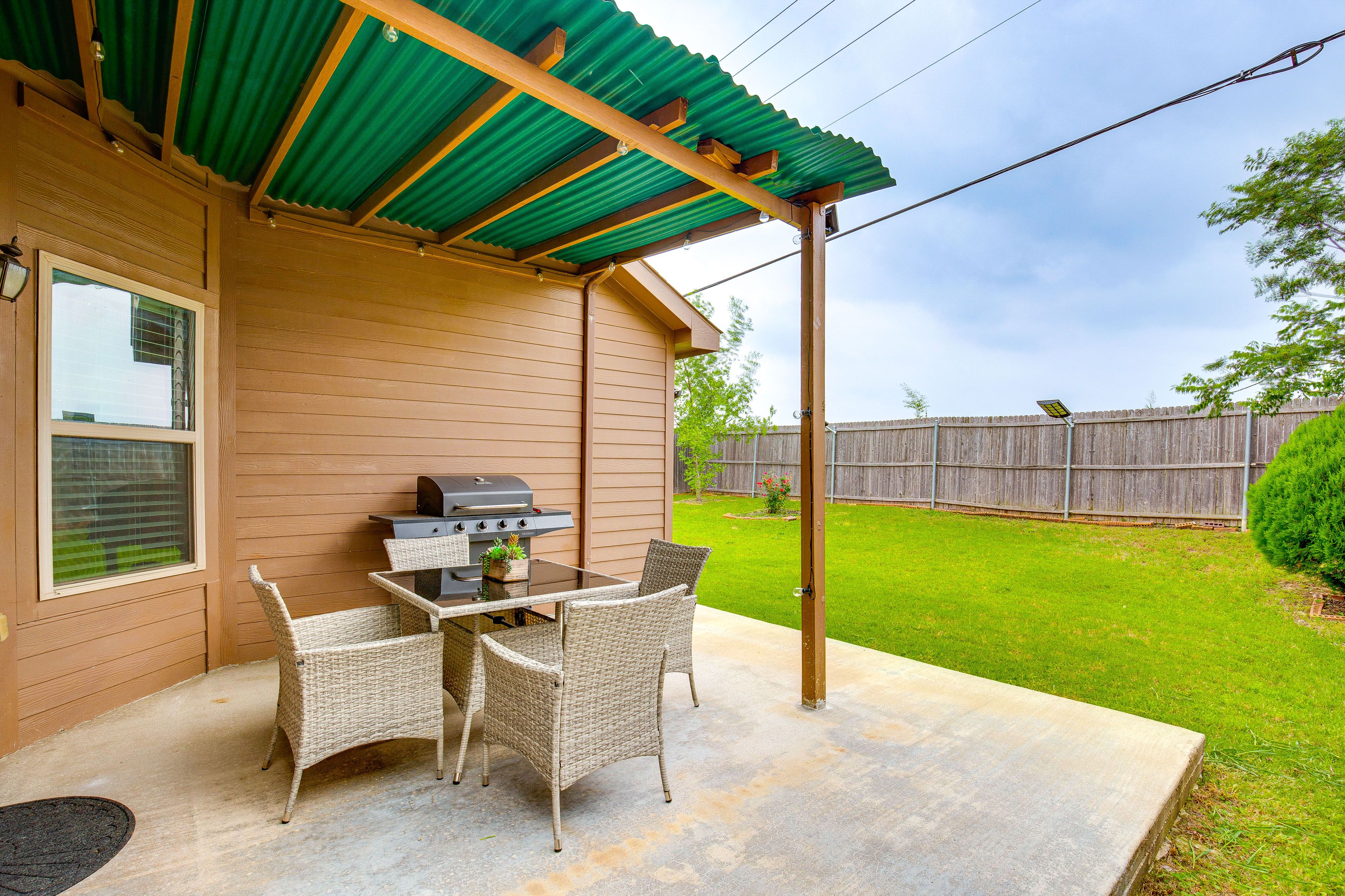 Covered Patio | Outdoor Dining Area | Gas Grill