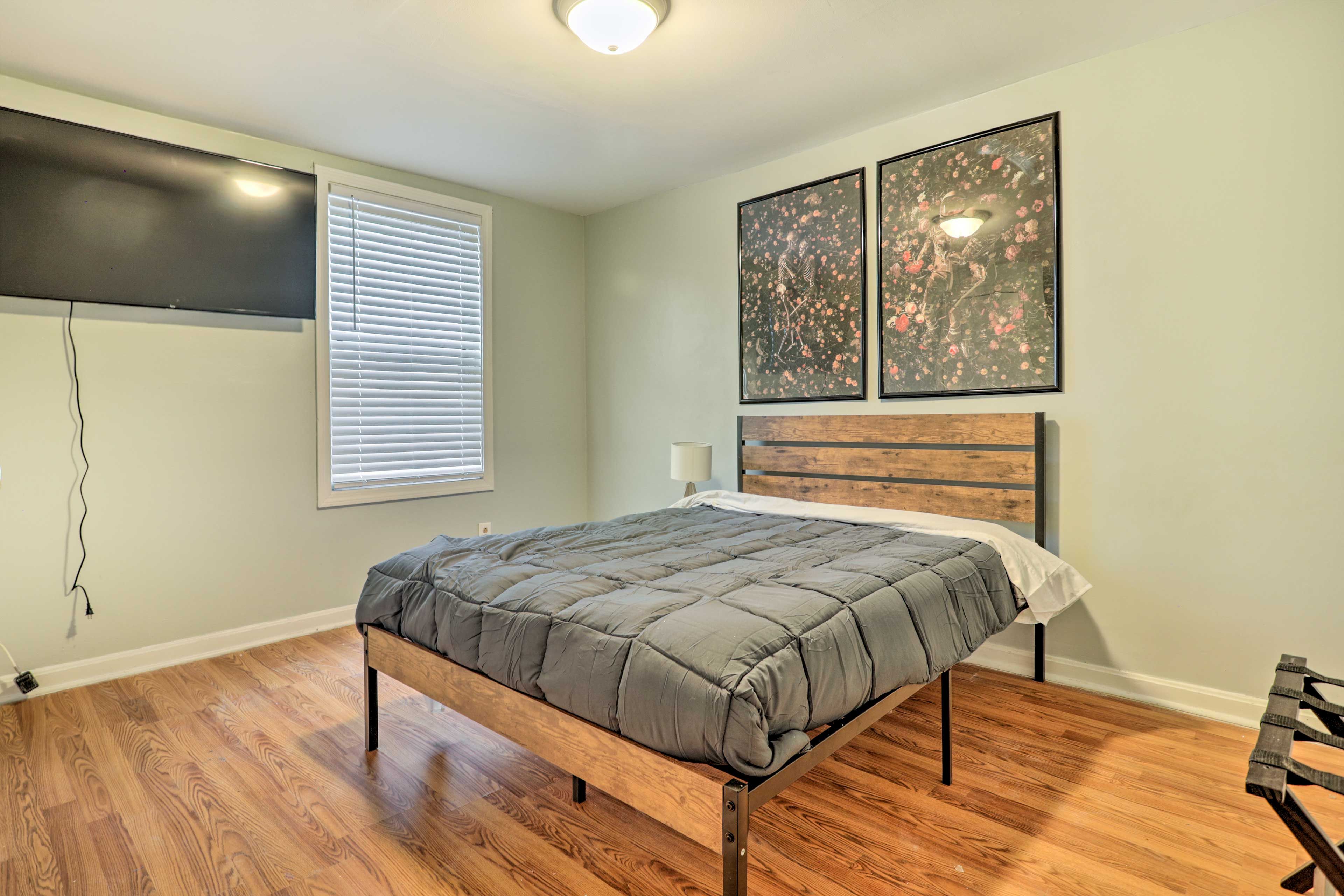 Bedroom 1 | Queen Bed | 1st Floor | Linens Provided