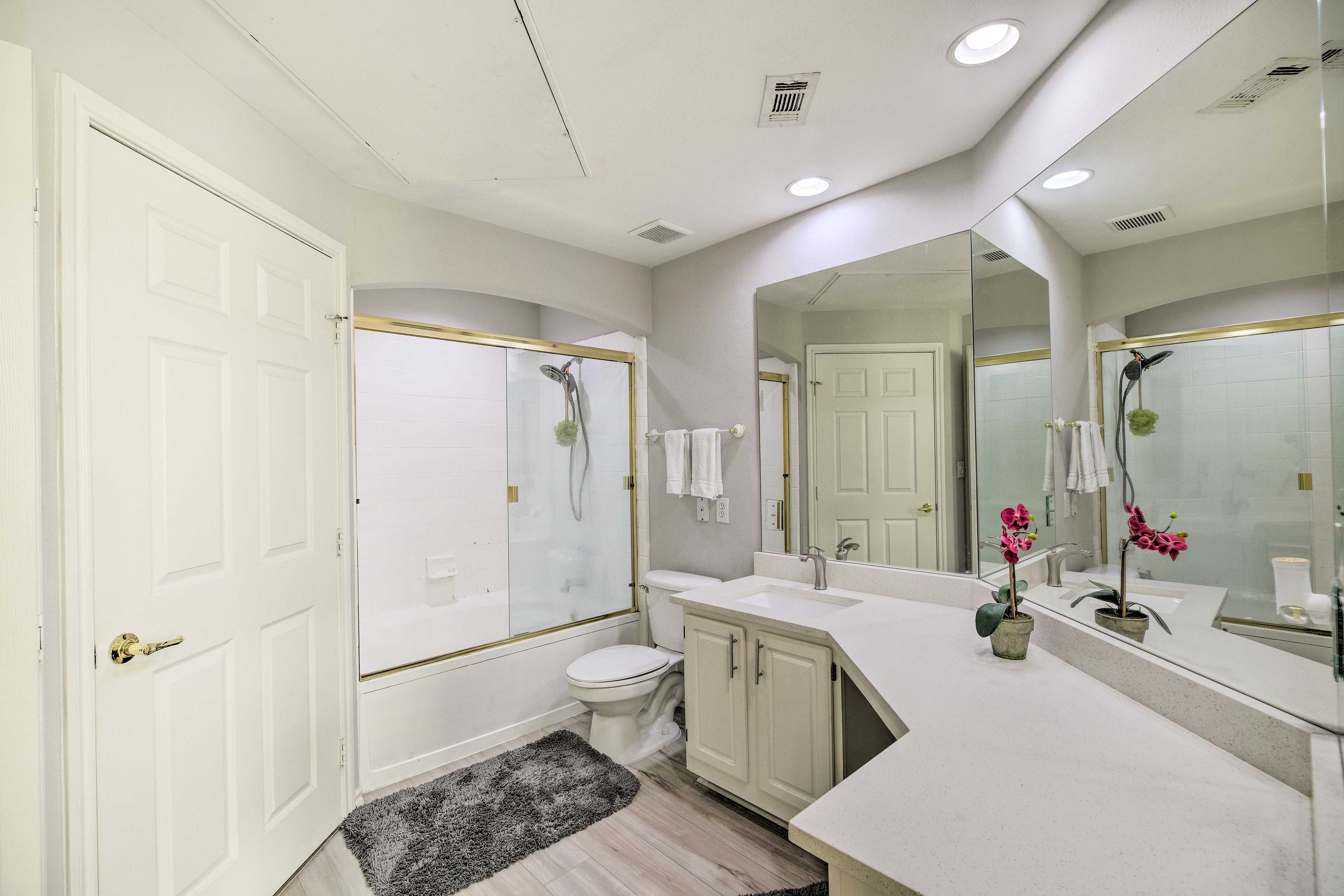 Full Bathroom | Laundry Area