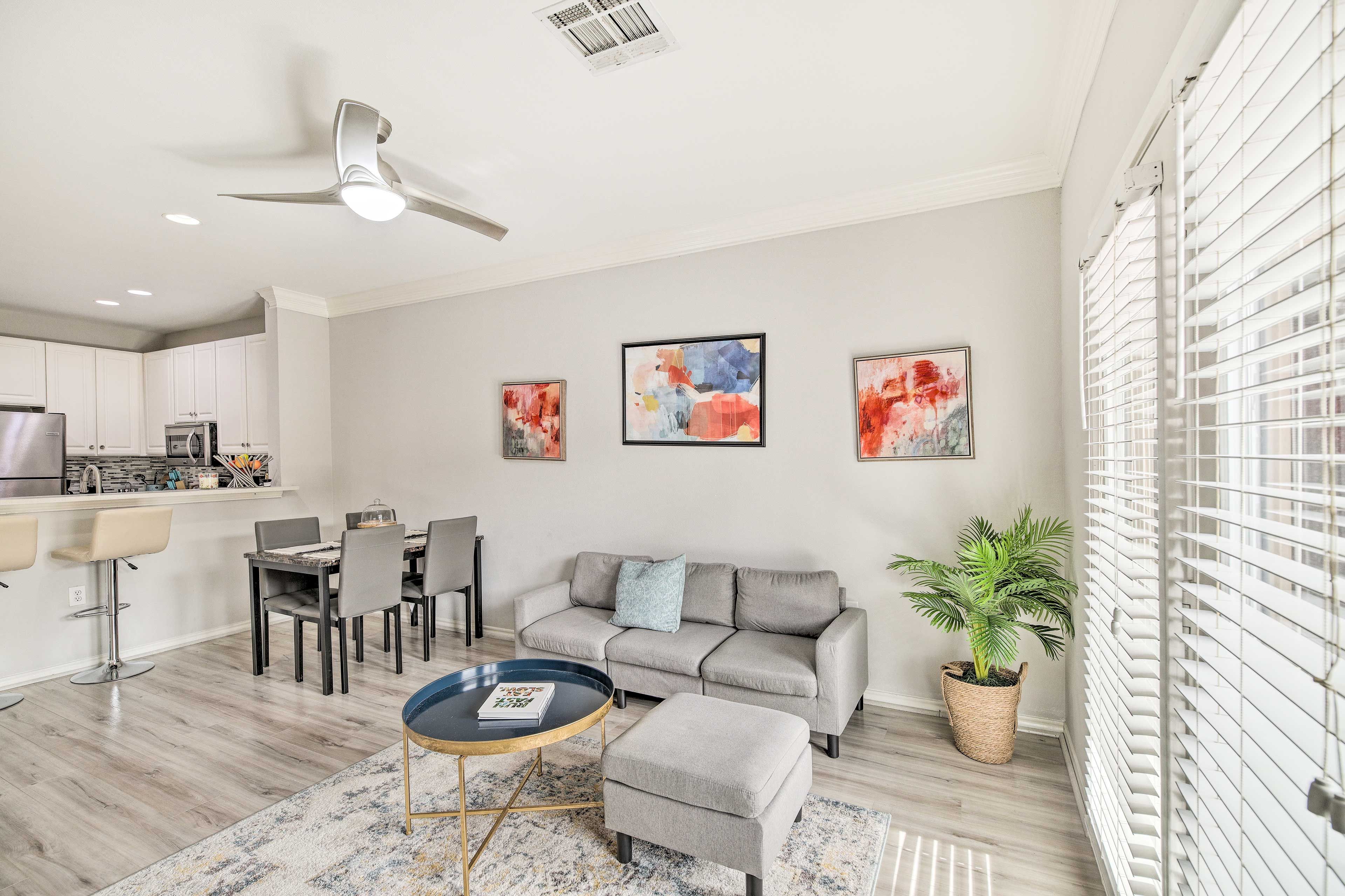 Living Room | Free WiFi | Smart TV | Central A/C