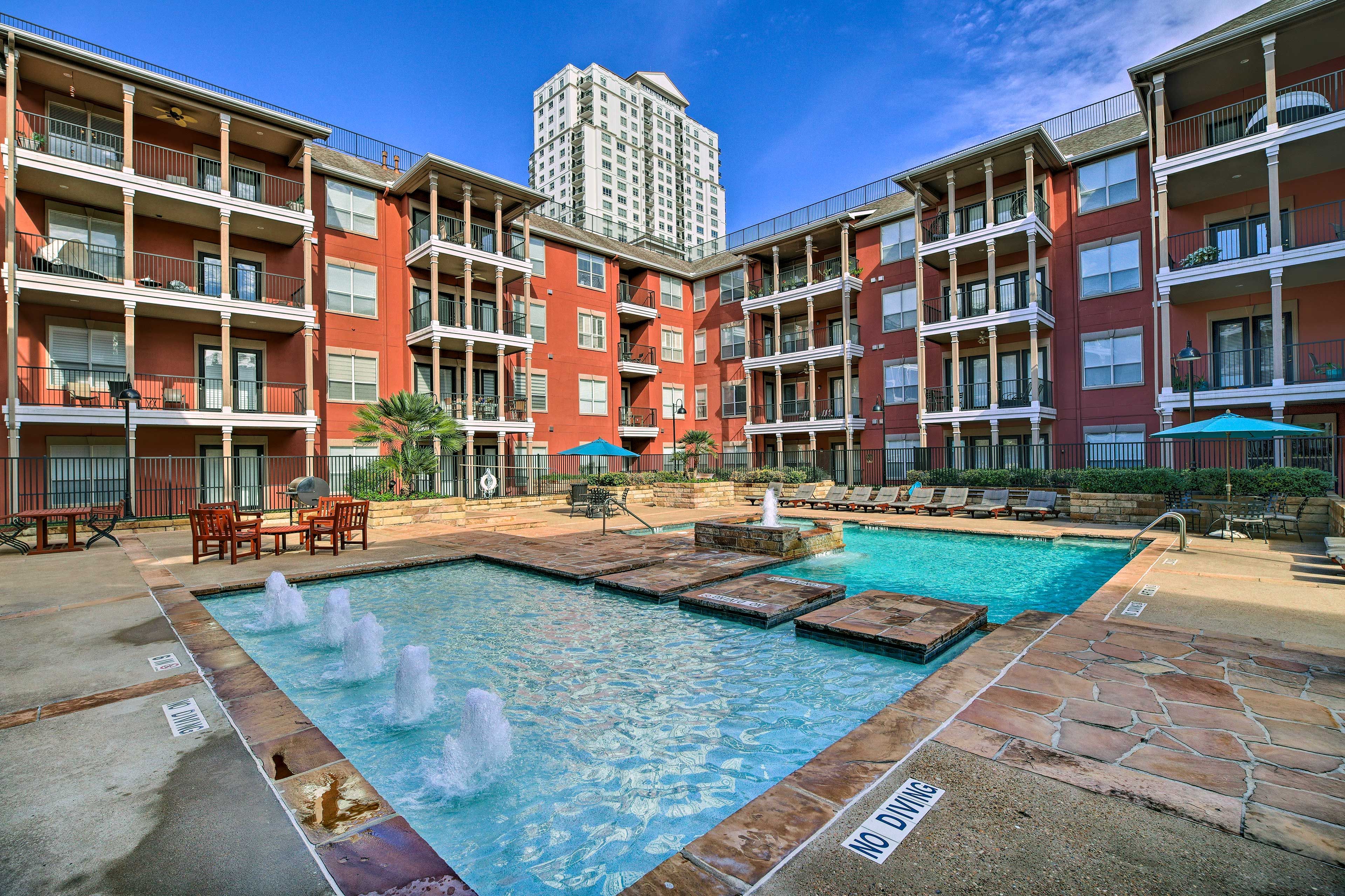 Community Pool | Hot Tub | Dining Areas