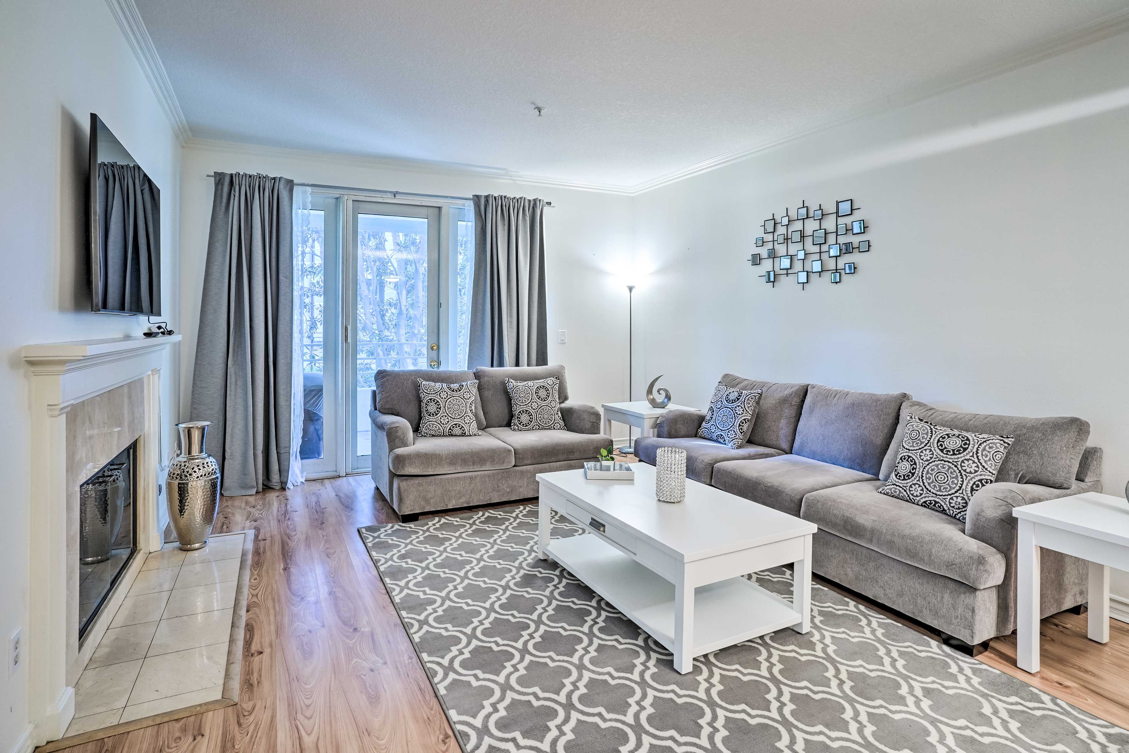 Living Room | Main Floor | Central Air Conditioning | Smart TV