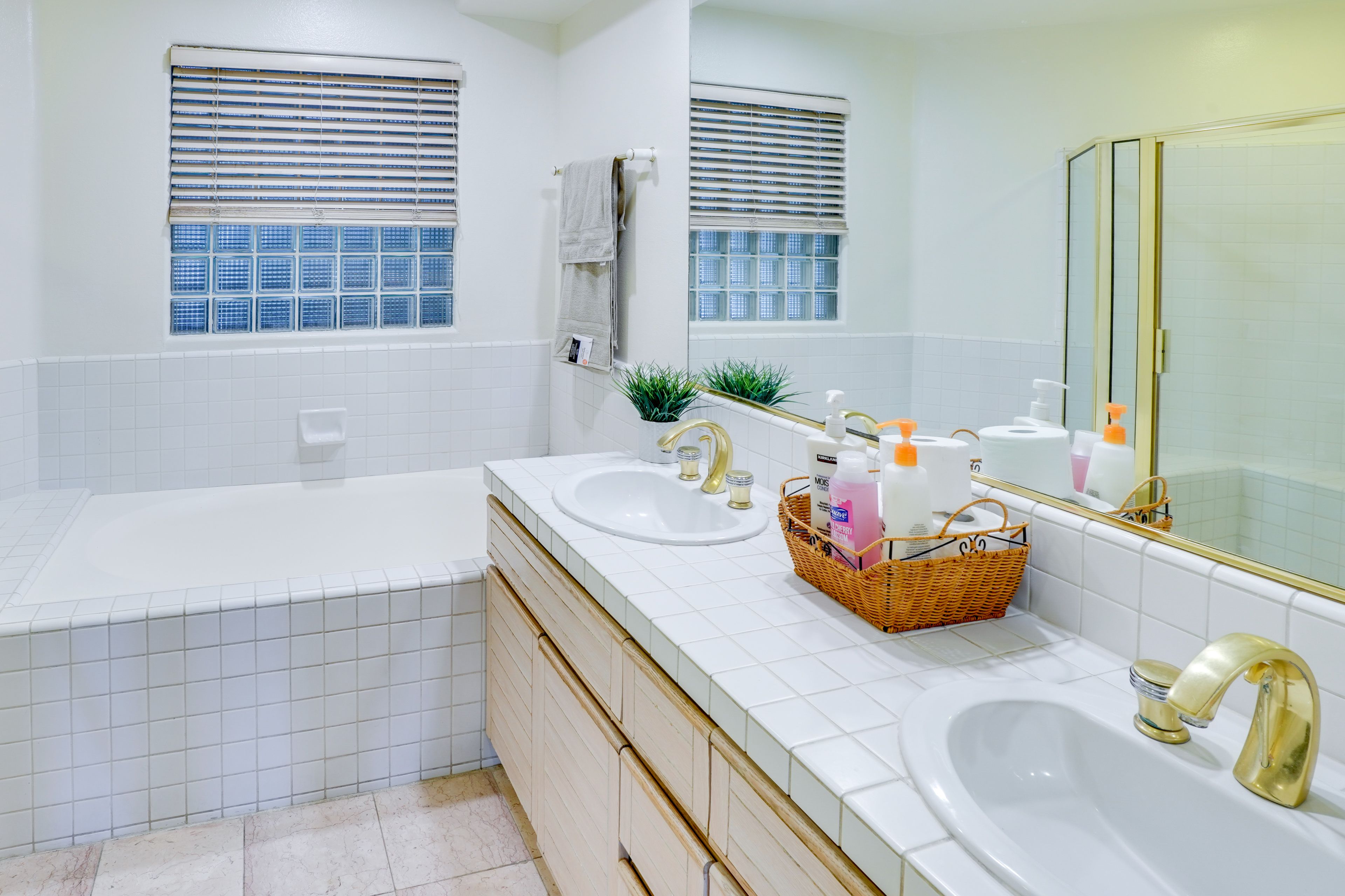 Full Bathroom | Complimentary Toiletries | Soaking Tub