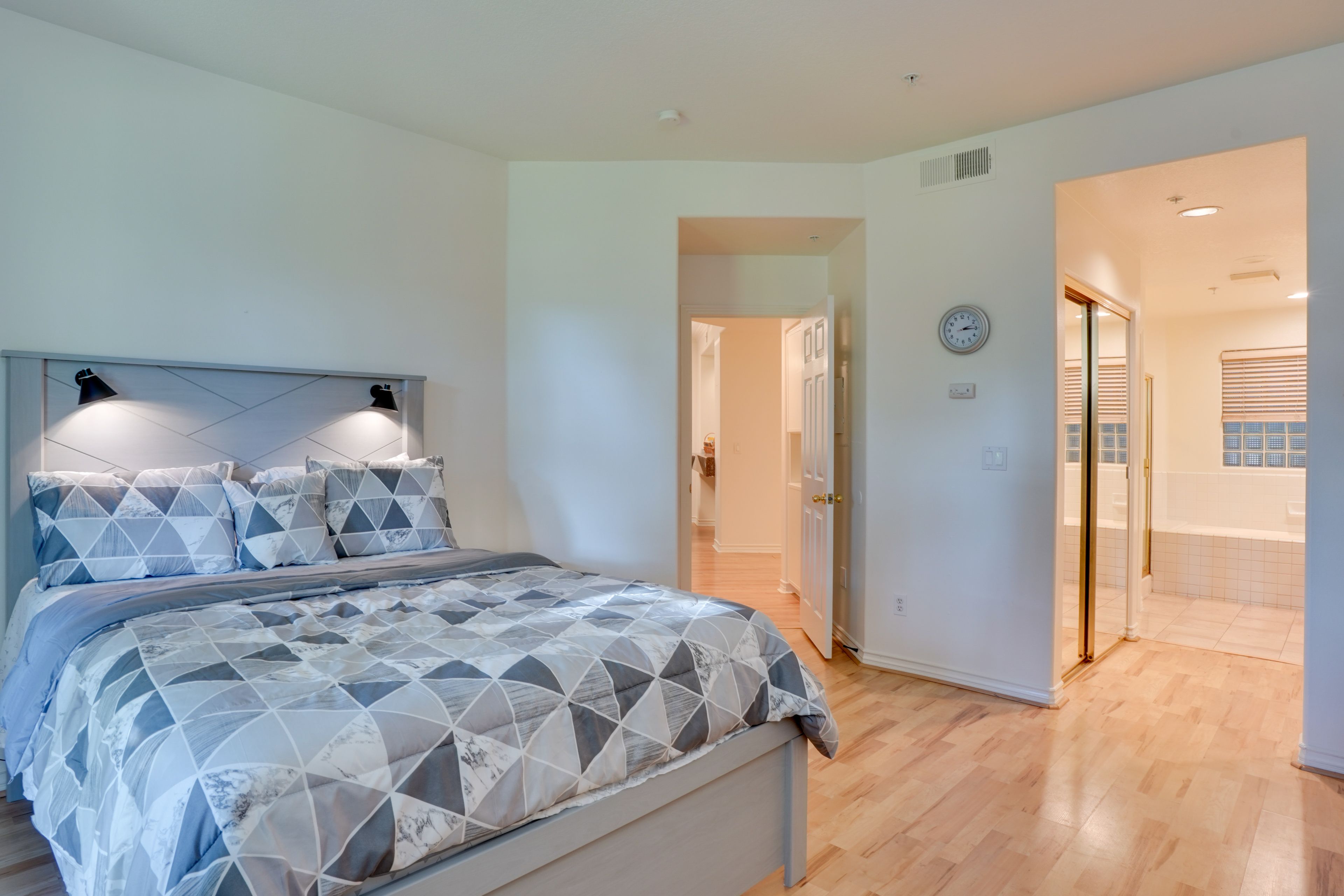 Bedroom 1 | Queen Bed | En-Suite Bathroom