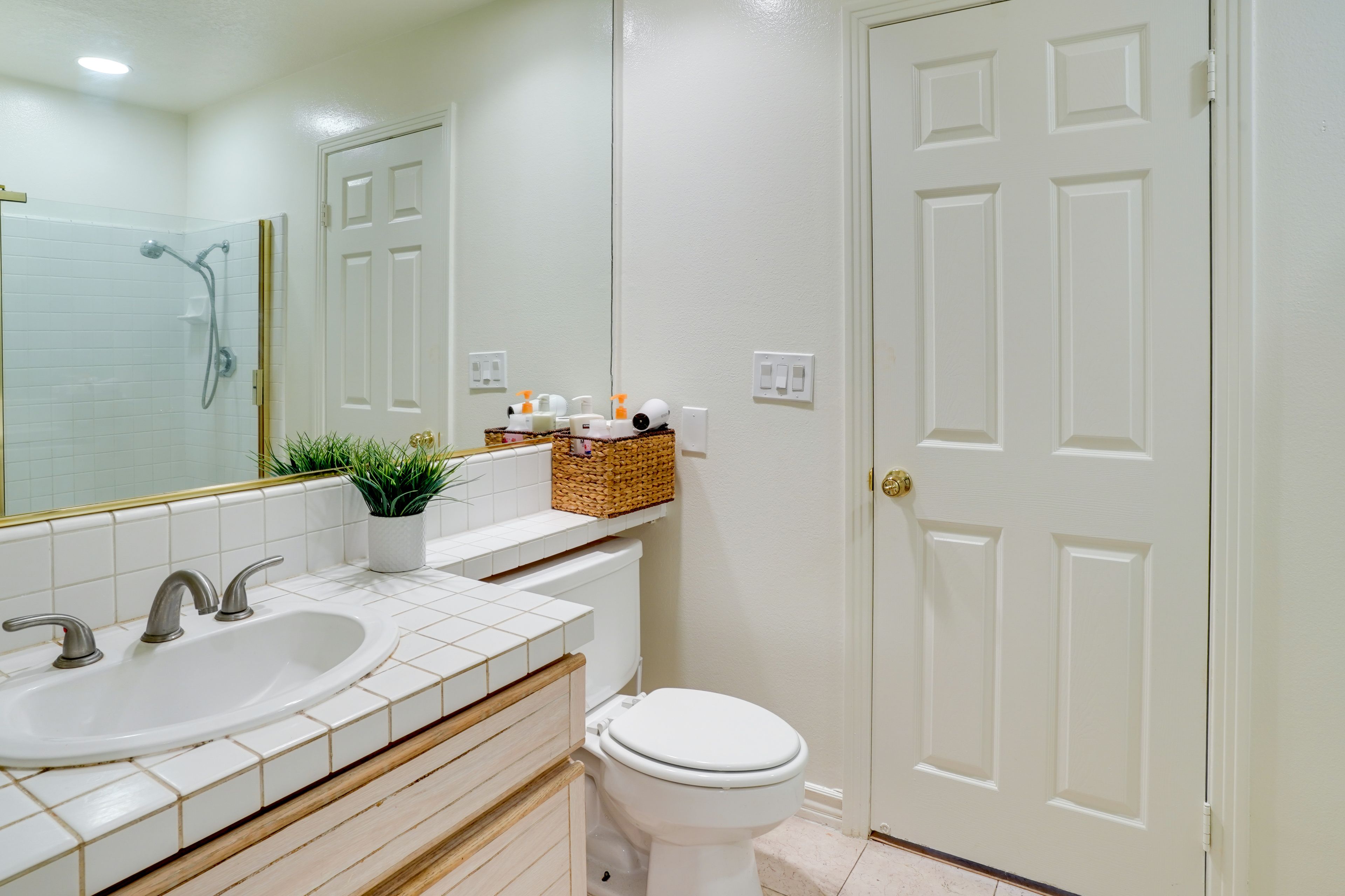 Full Bathroom | Towels Provided | Hair Dryer