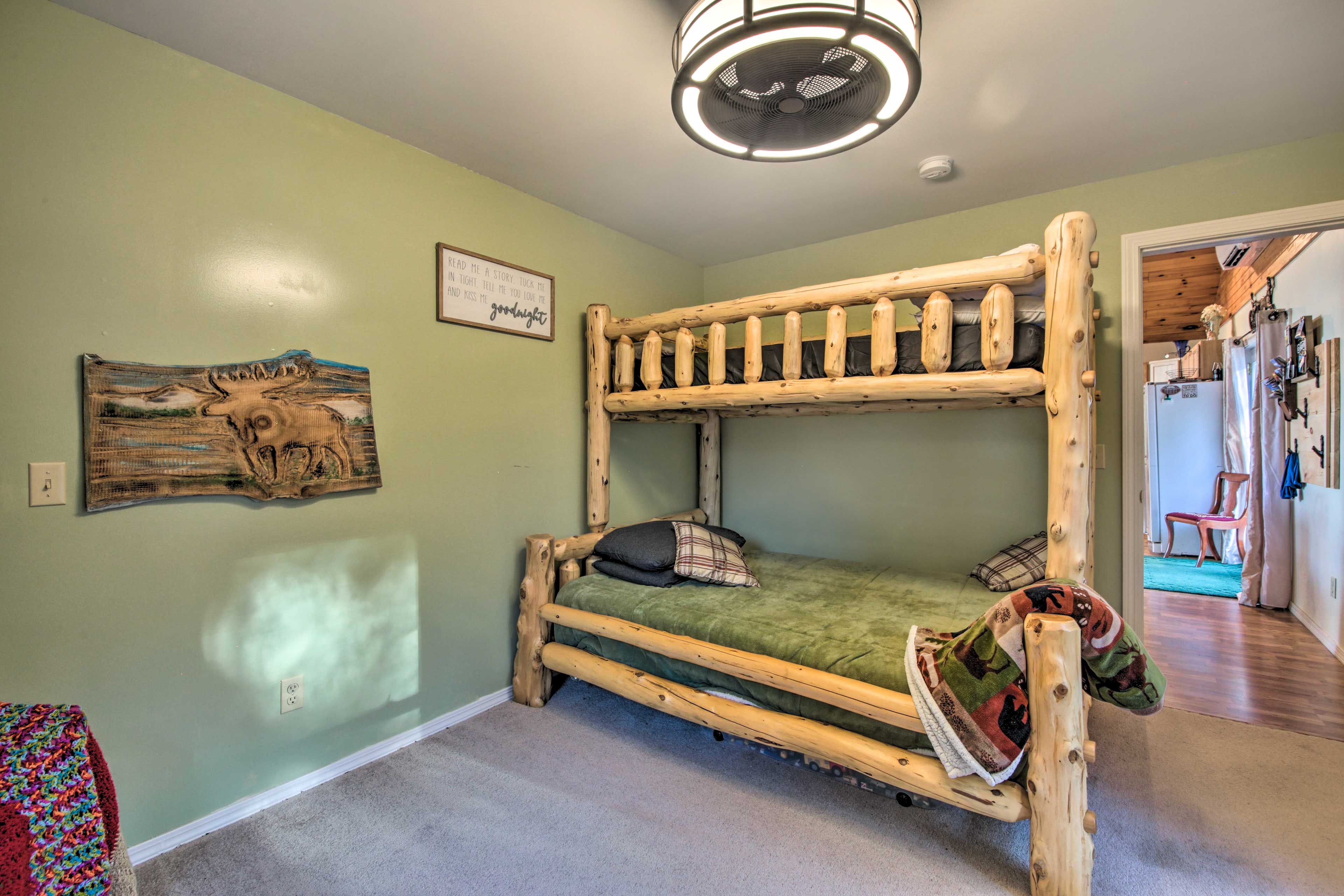 Bedroom 2 | Twin/Full Bunk Bed