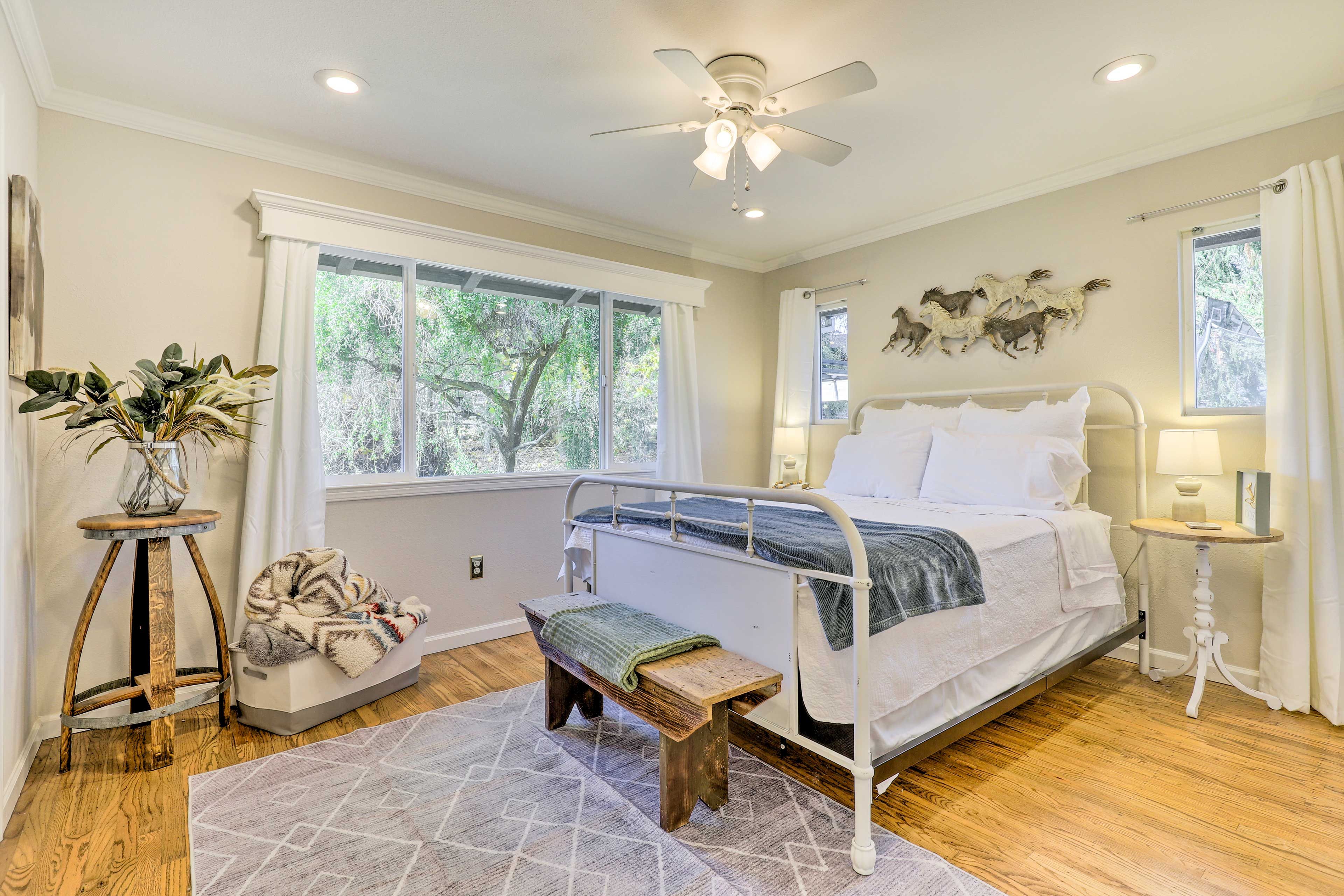 Bedroom 1 | Queen Bed | En-Suite Bathroom