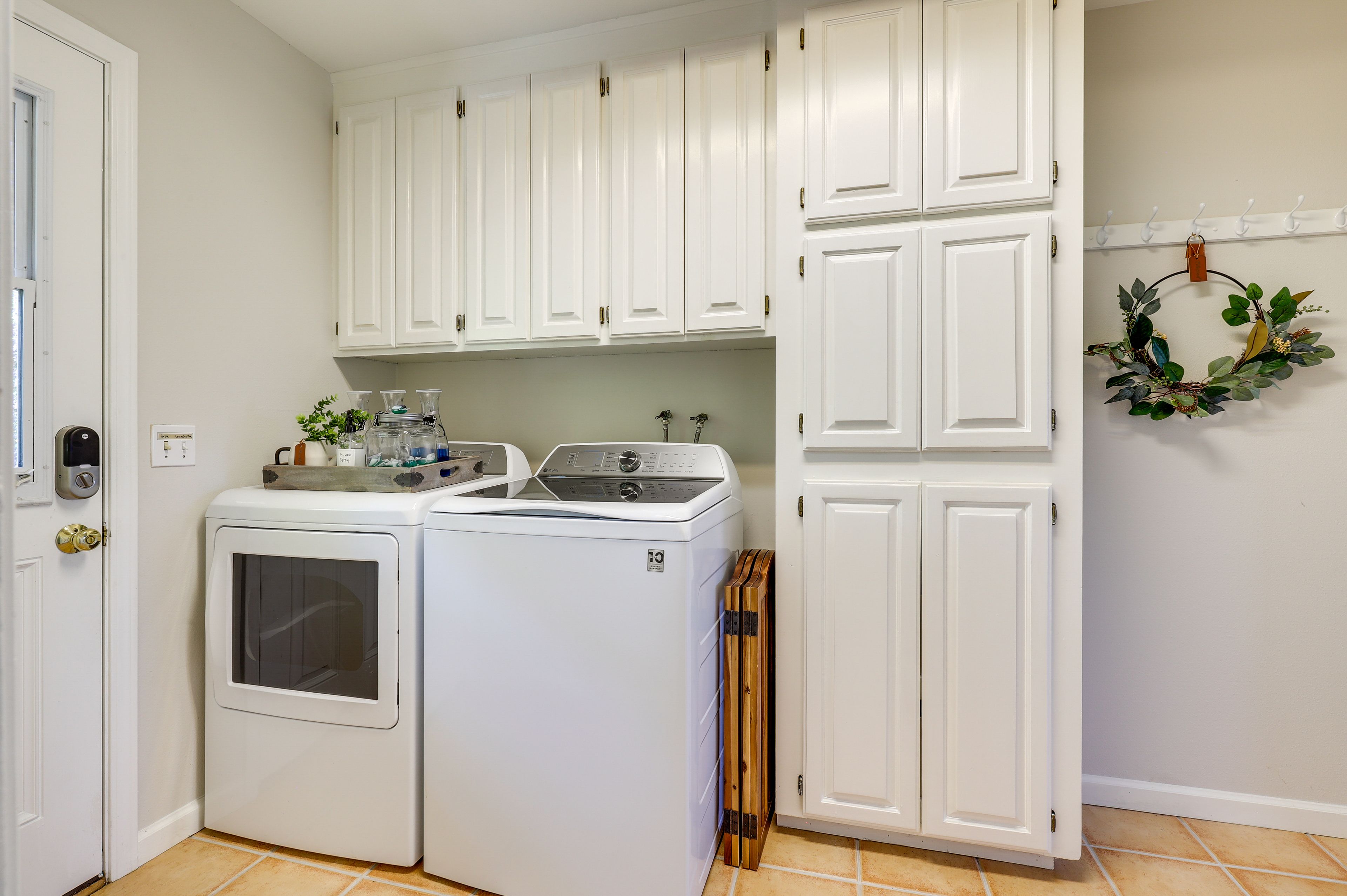 Mudroom | Washer & Dryer
