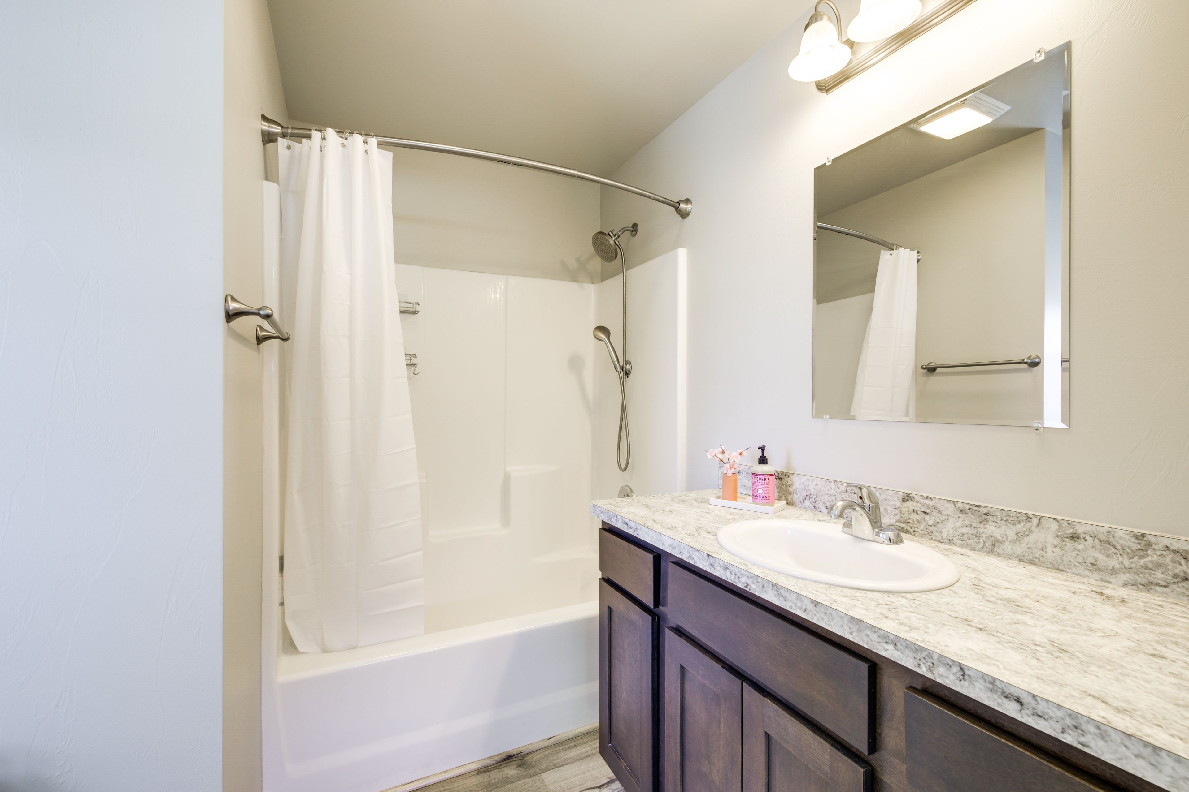 Full Bathroom | Towels Provided