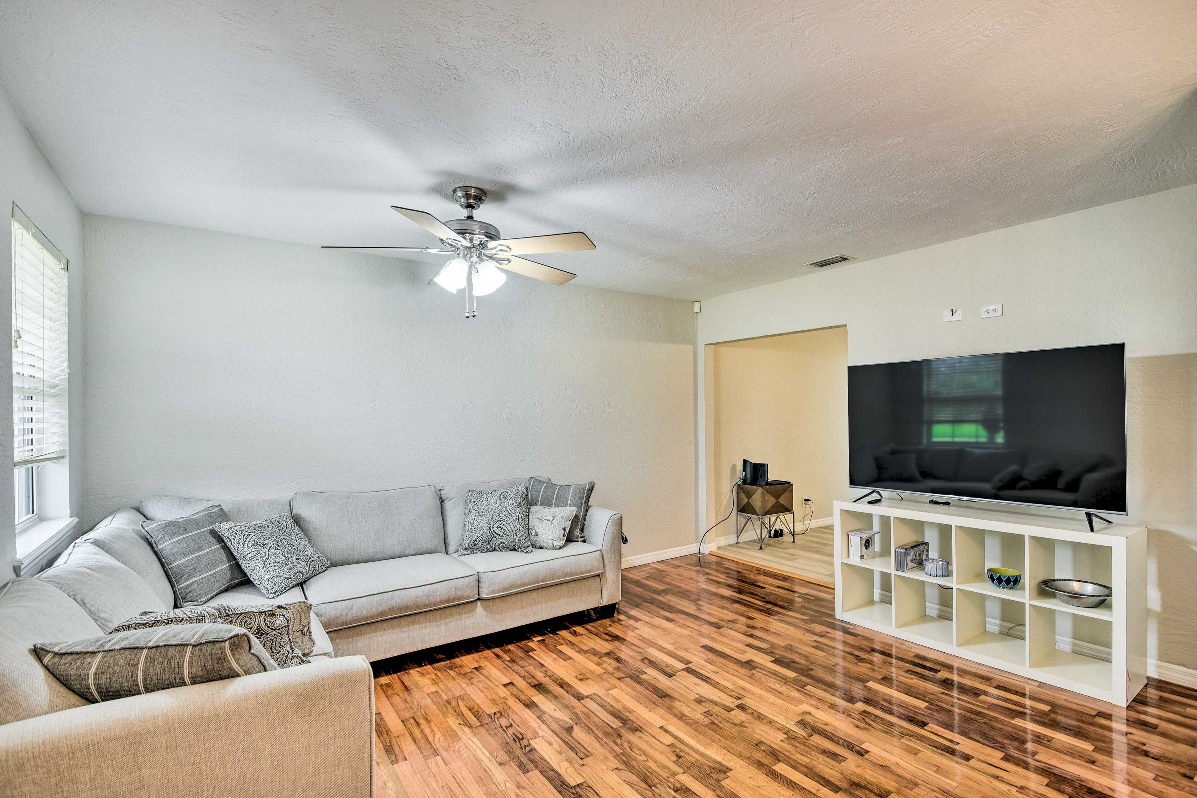 Living Room | Smart TV | Central A/C | Free WiFi