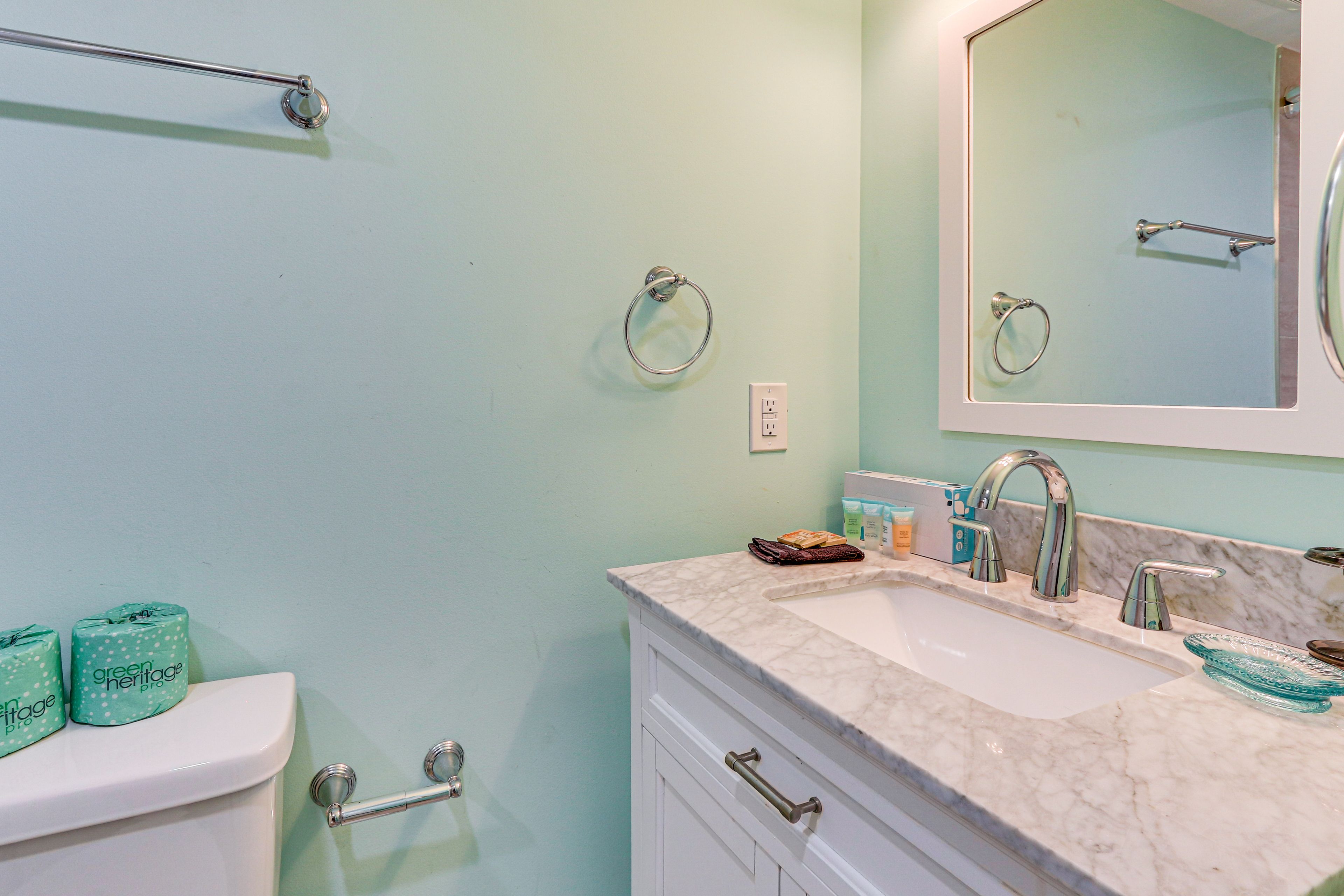 Full Bathroom | Shower/Tub Combo