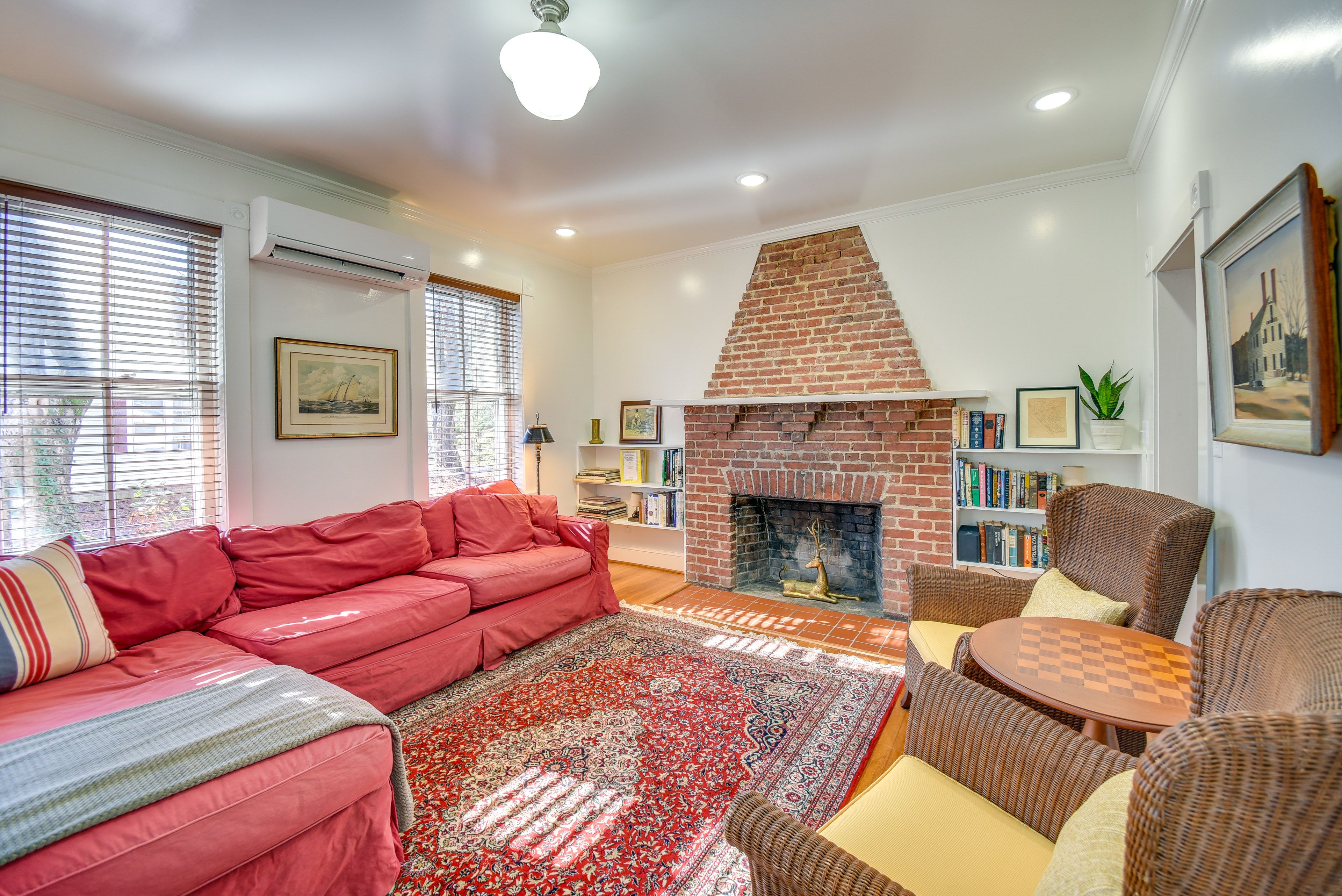 Living Room | Central Heating & A/C | Free WiFi | Fireplace (Decorative)