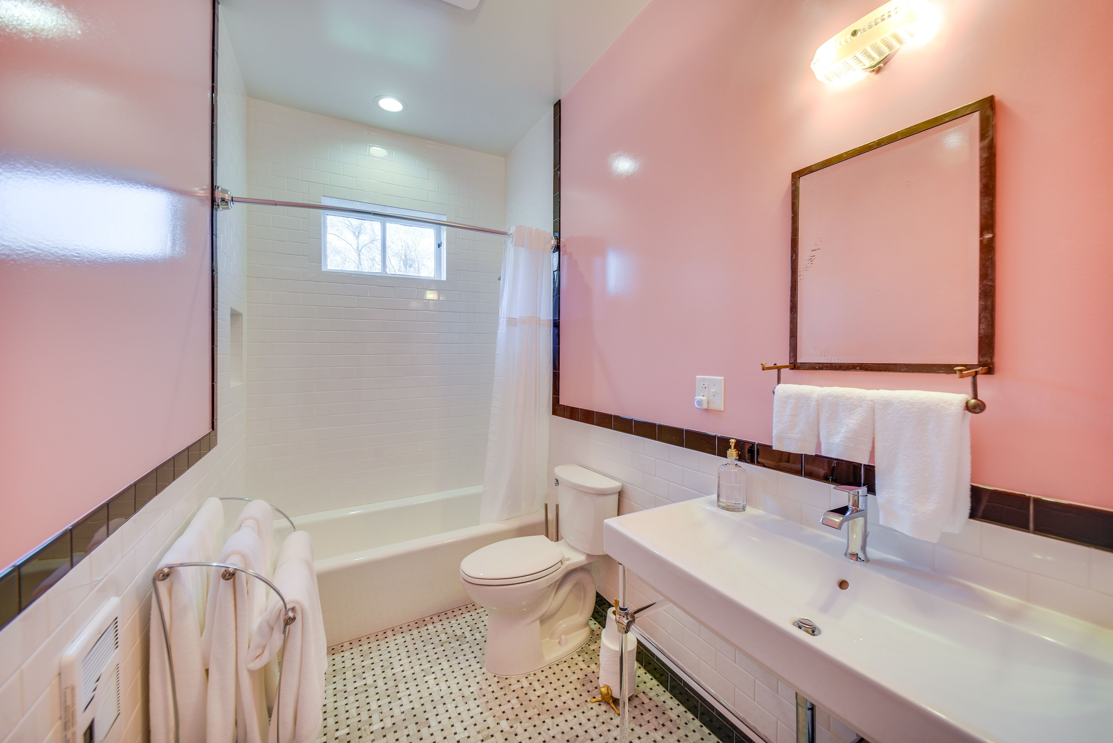 Full Bathroom | Towels Provided