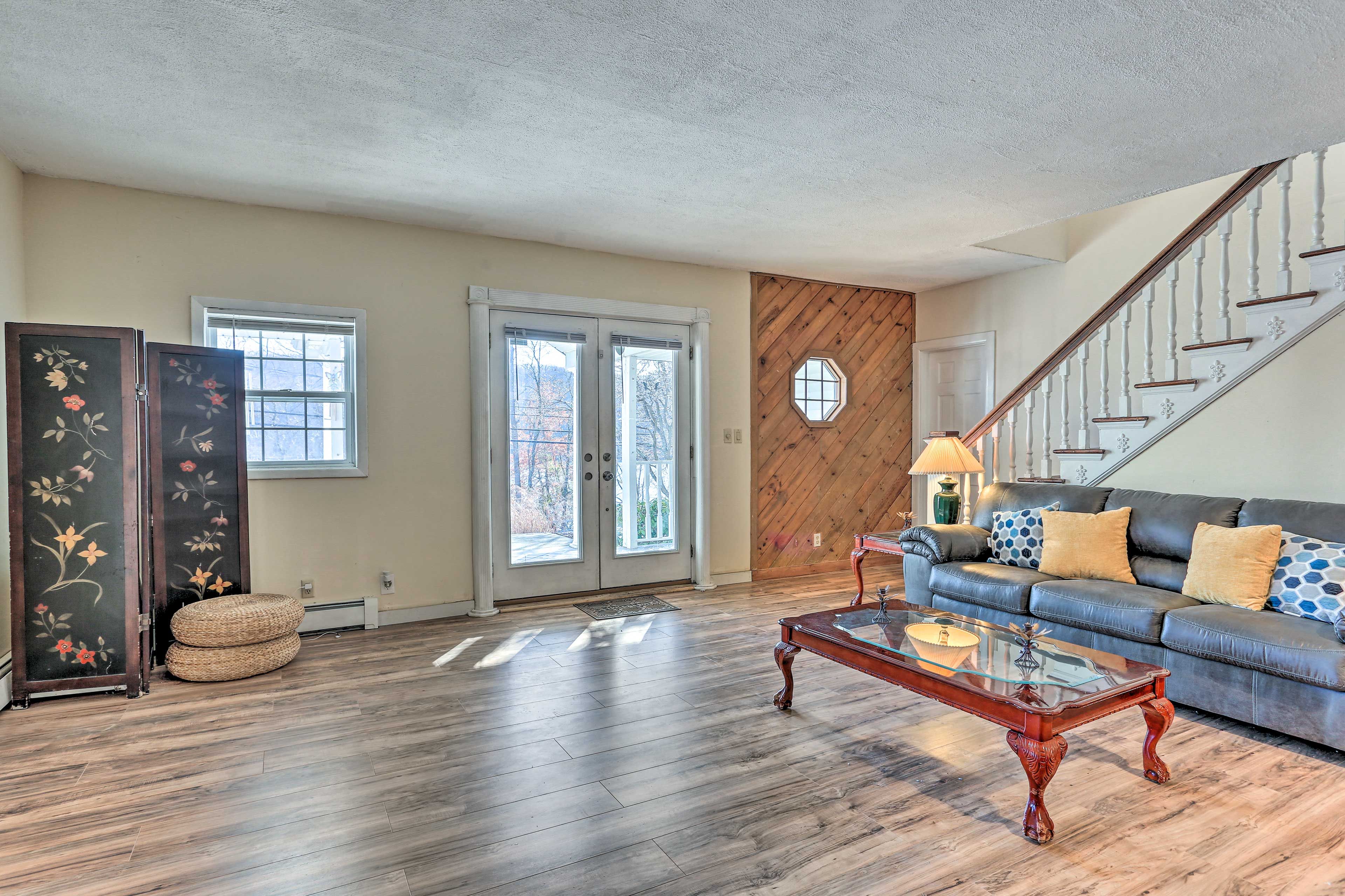 Living Room | Flat-Screen TV | Fireplace