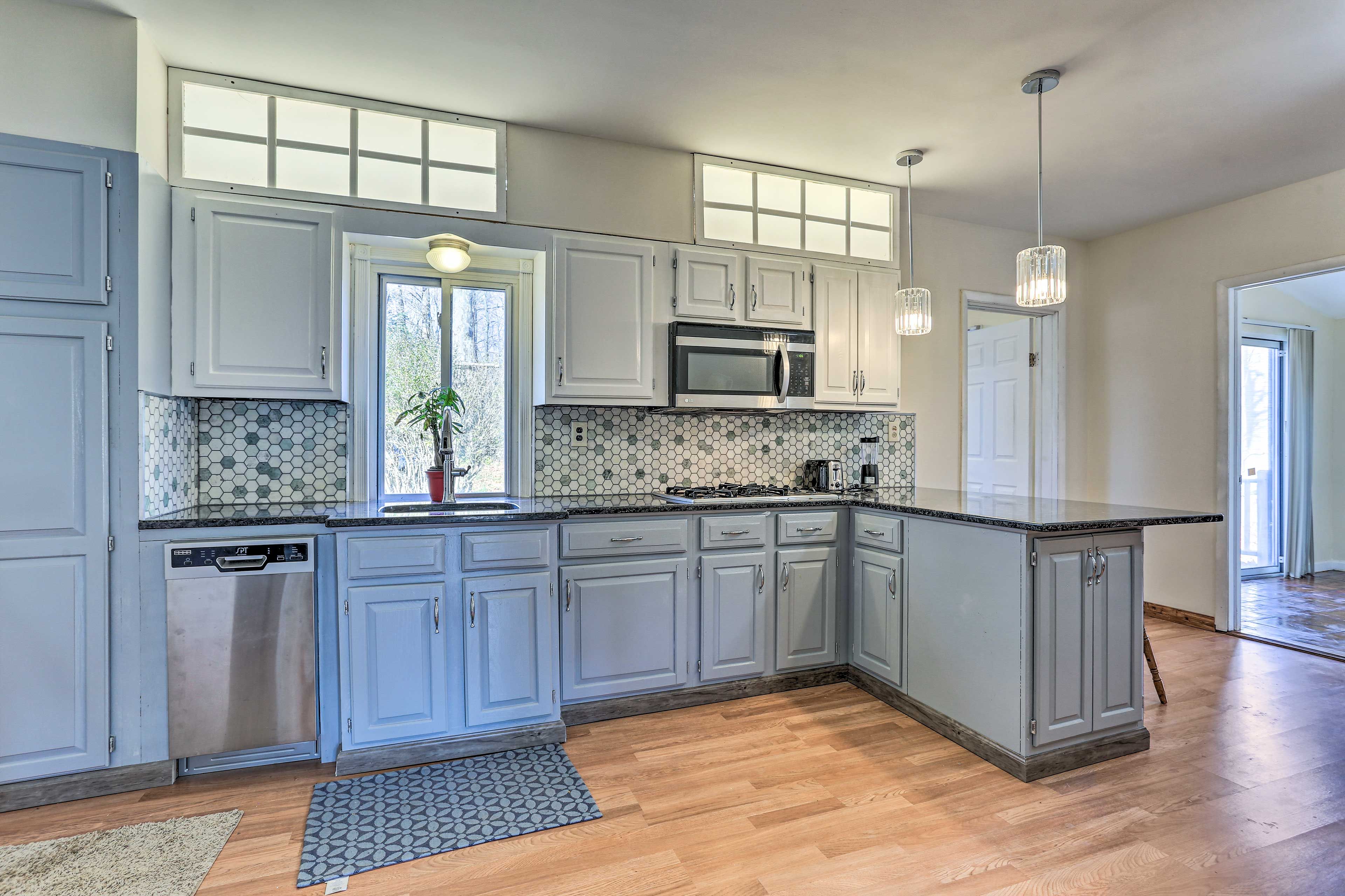 Full Kitchen | Cooking Basics | Free WiFi
