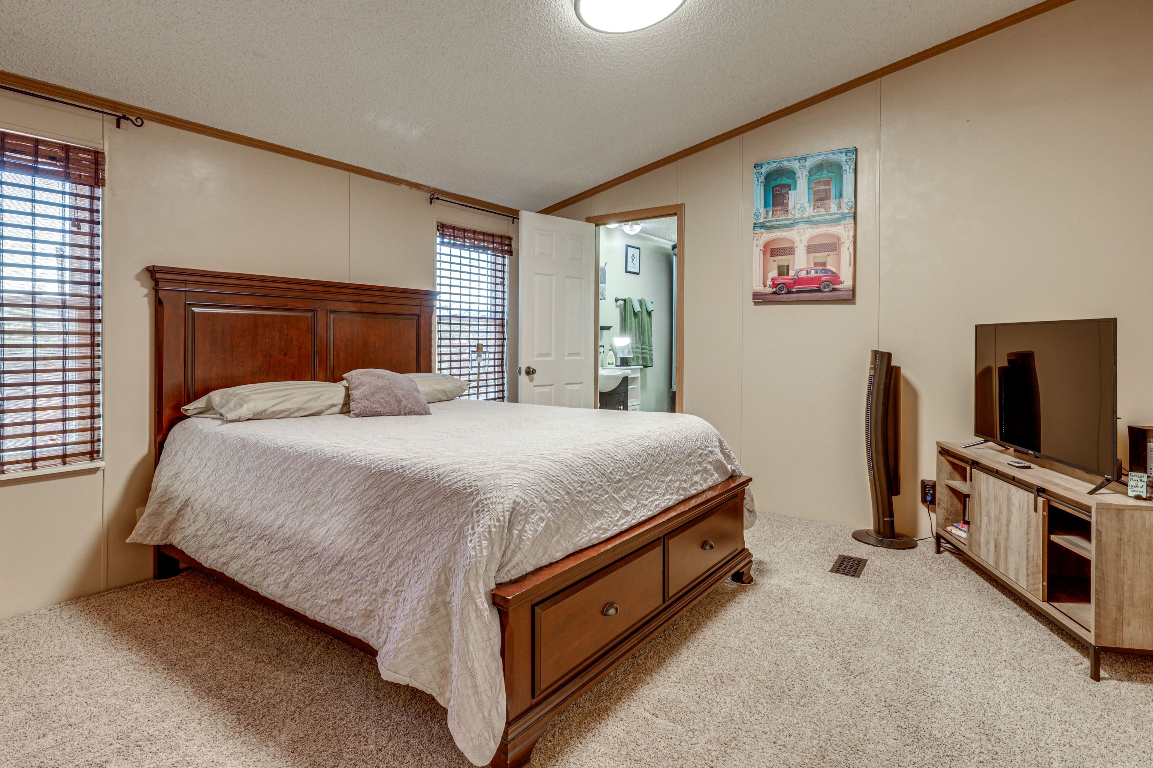 Bedroom 1 | Queen Bed