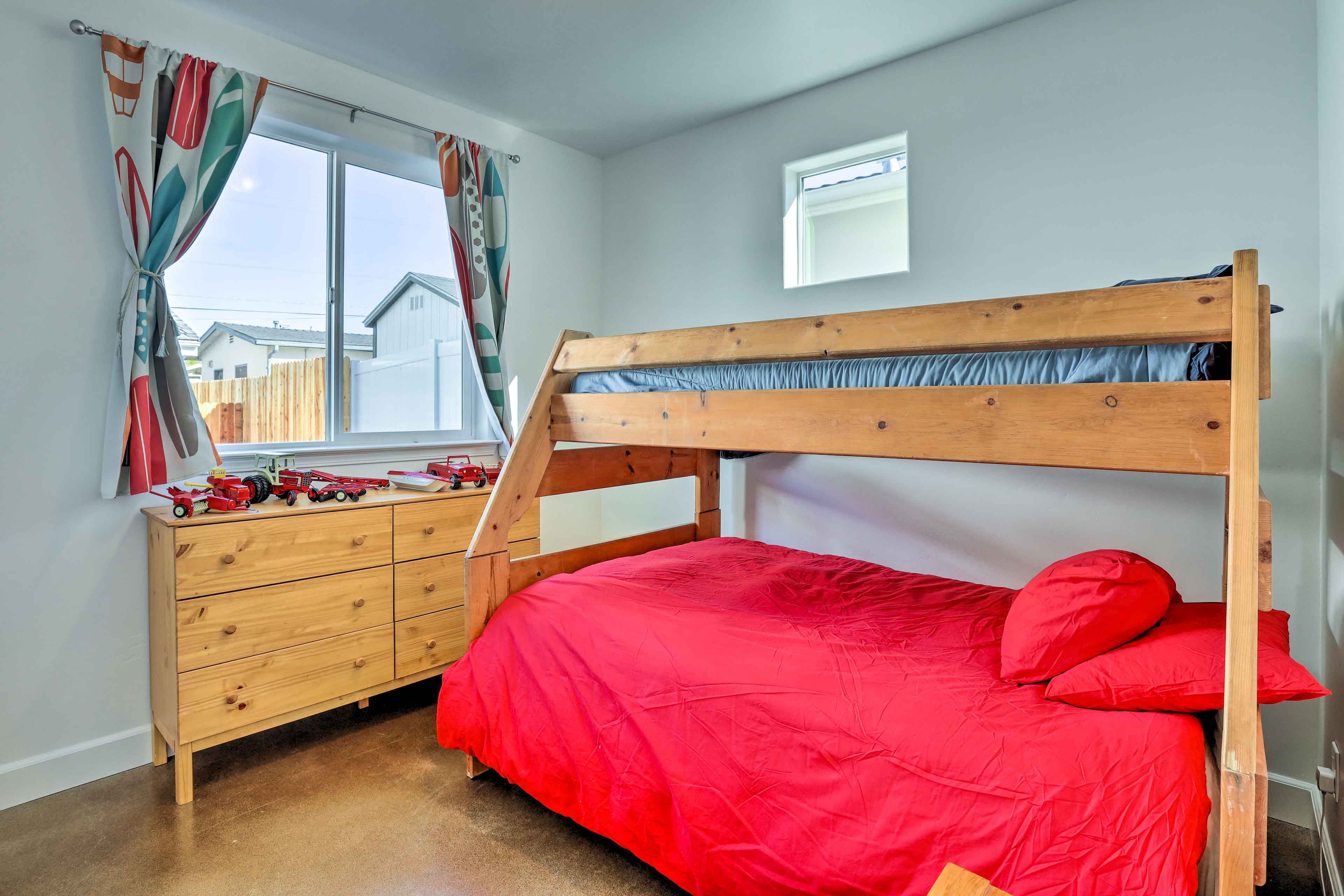 Bedroom 4 | Twin/Full Bunk Bed