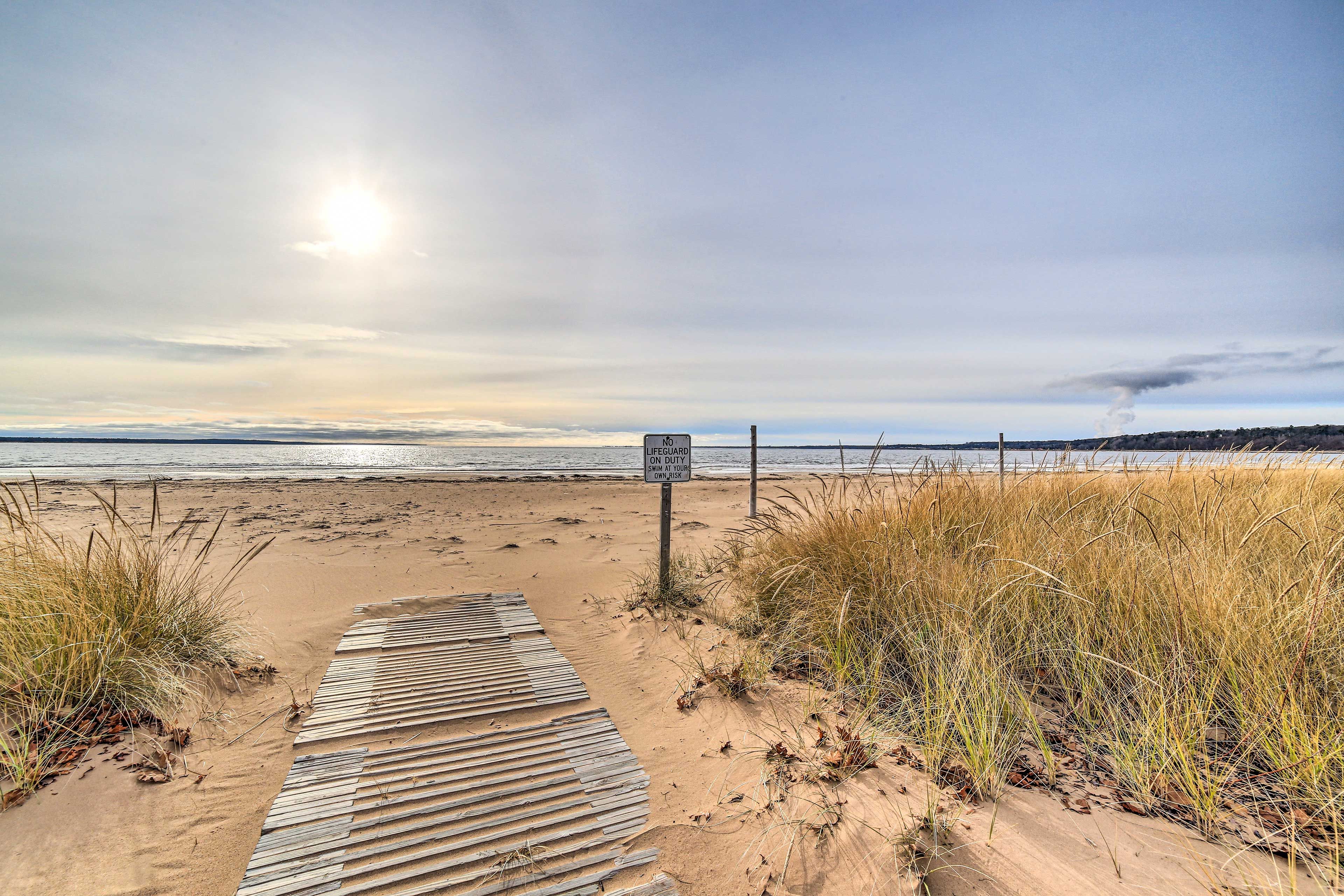 Gladstone Vacation Rental | 3BR | 4BA | Stairs Required | 3,000 Sq Ft