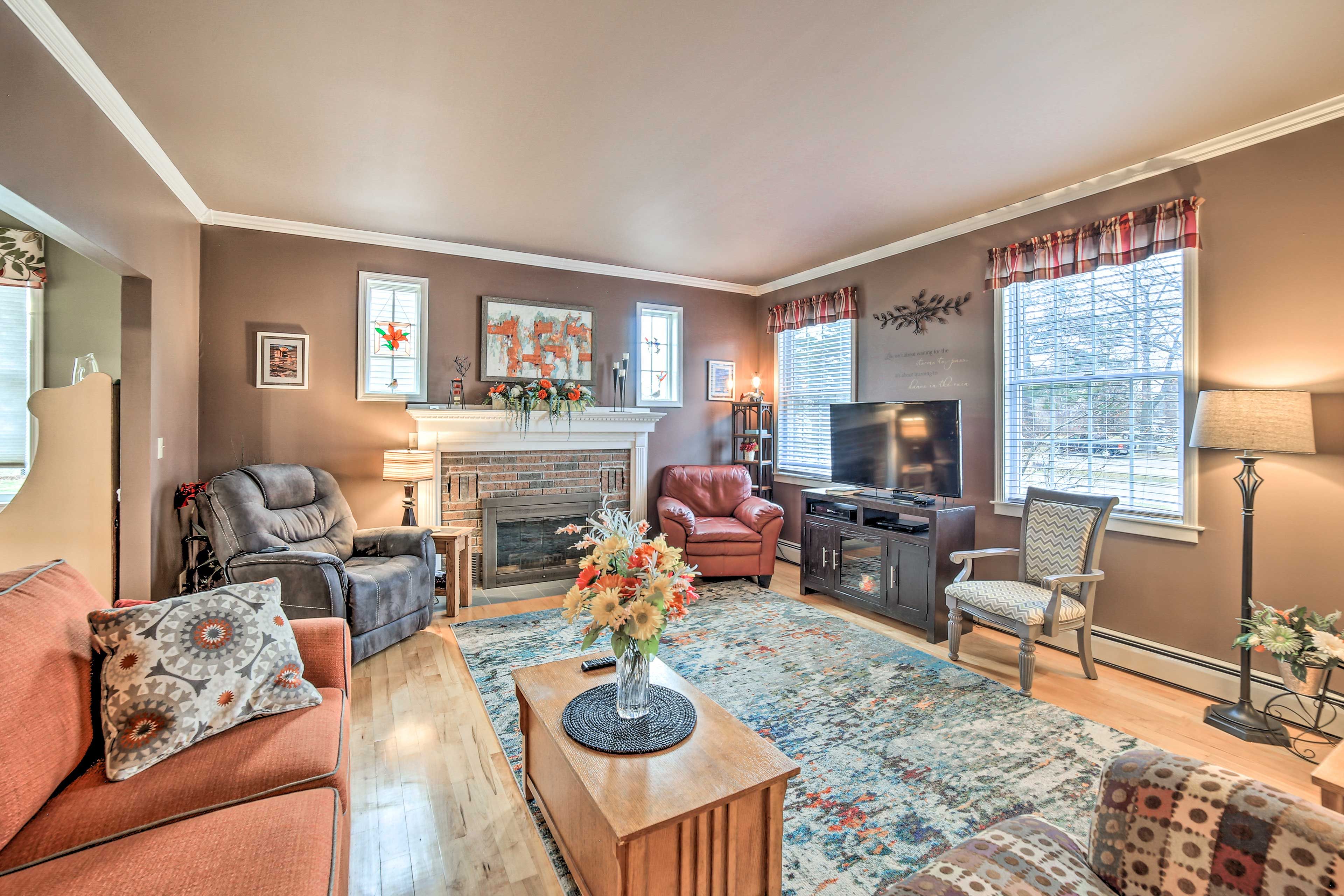 Living Room | Fireplace | Free WiFi | Smart TV