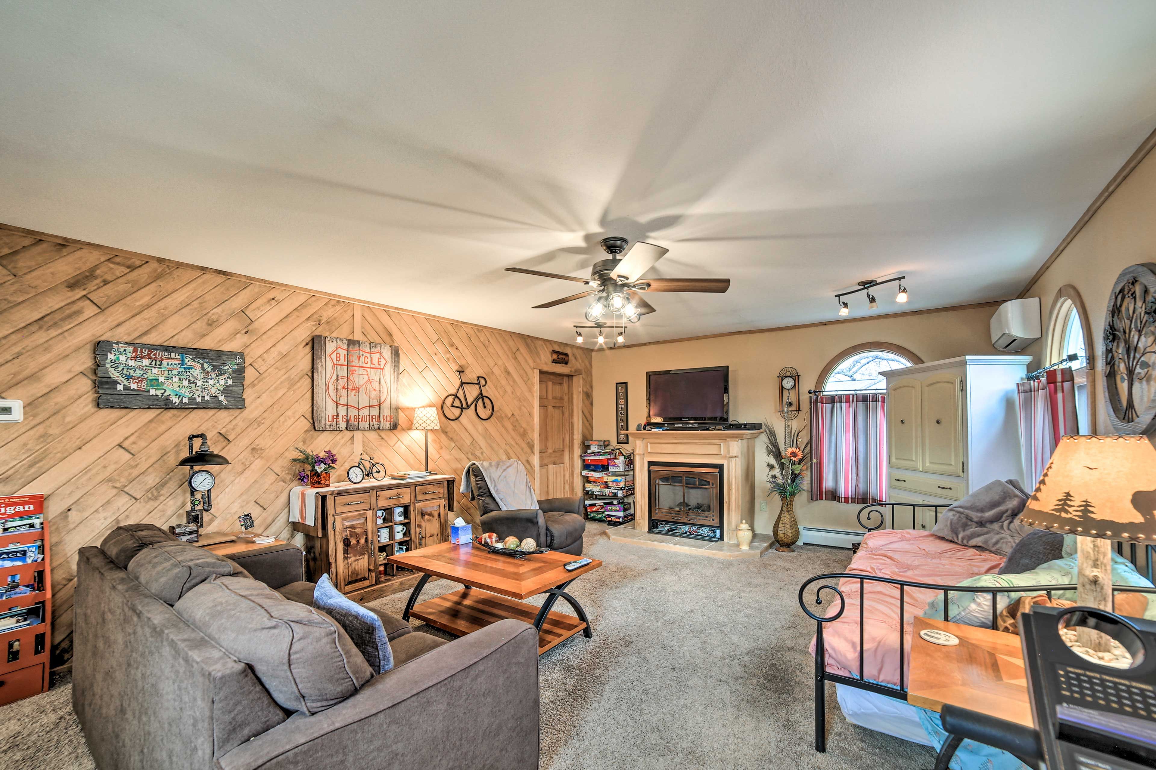 Family Room | Queen Sleeper Sofa | Twin Daybed w/ Twin Trundle