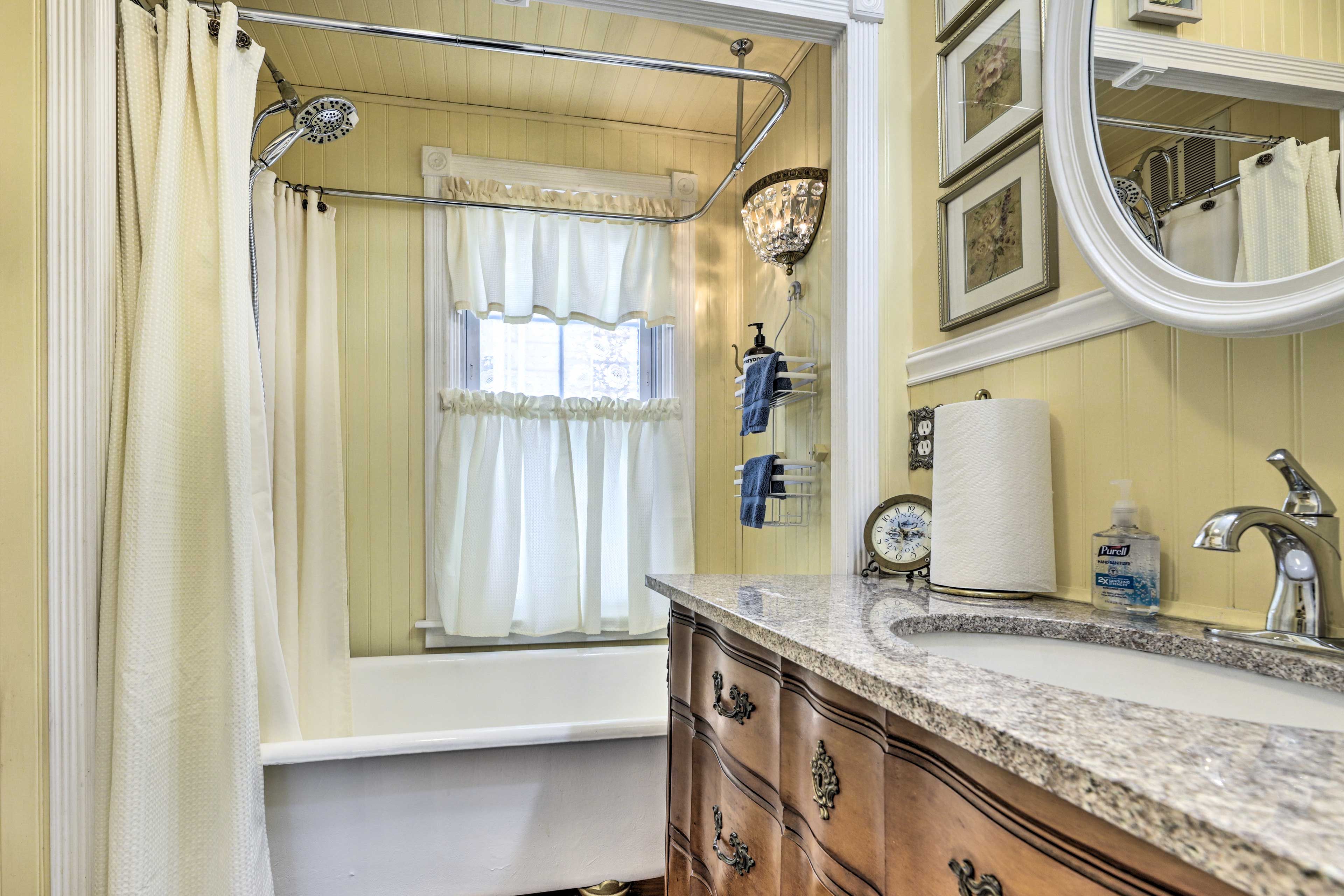 Full Bathroom | 1st Floor | Complimentary Toiletries | Hair Dryer
