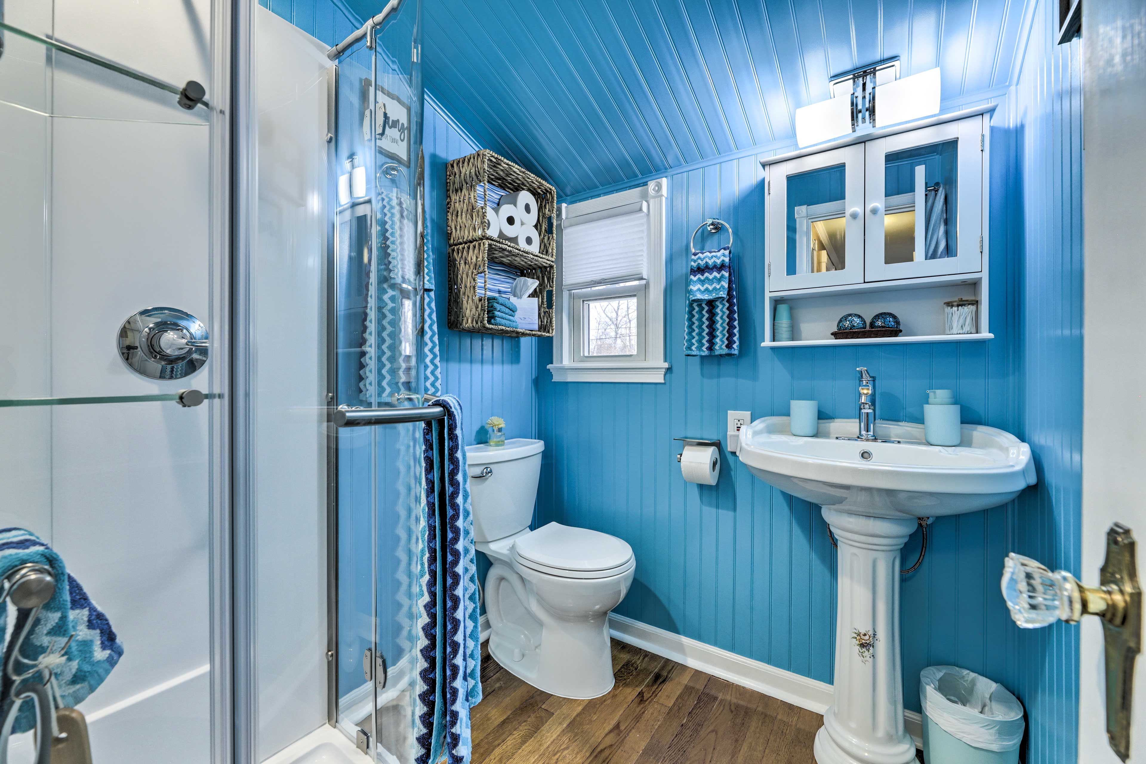 Full Bathroom | 2nd Floor | Towels Provided