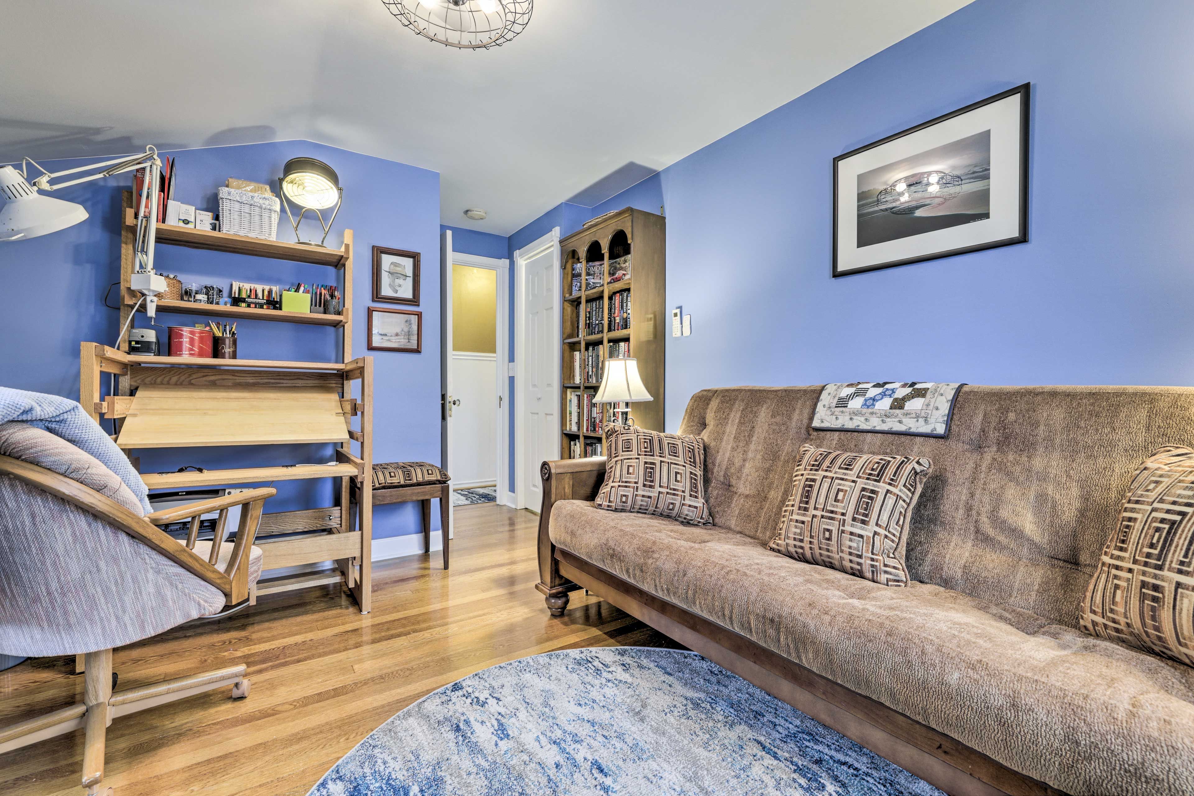 Bedroom 3 | 2nd Floor | Futon | Desk/Art Easel | Flat-Screen TV
