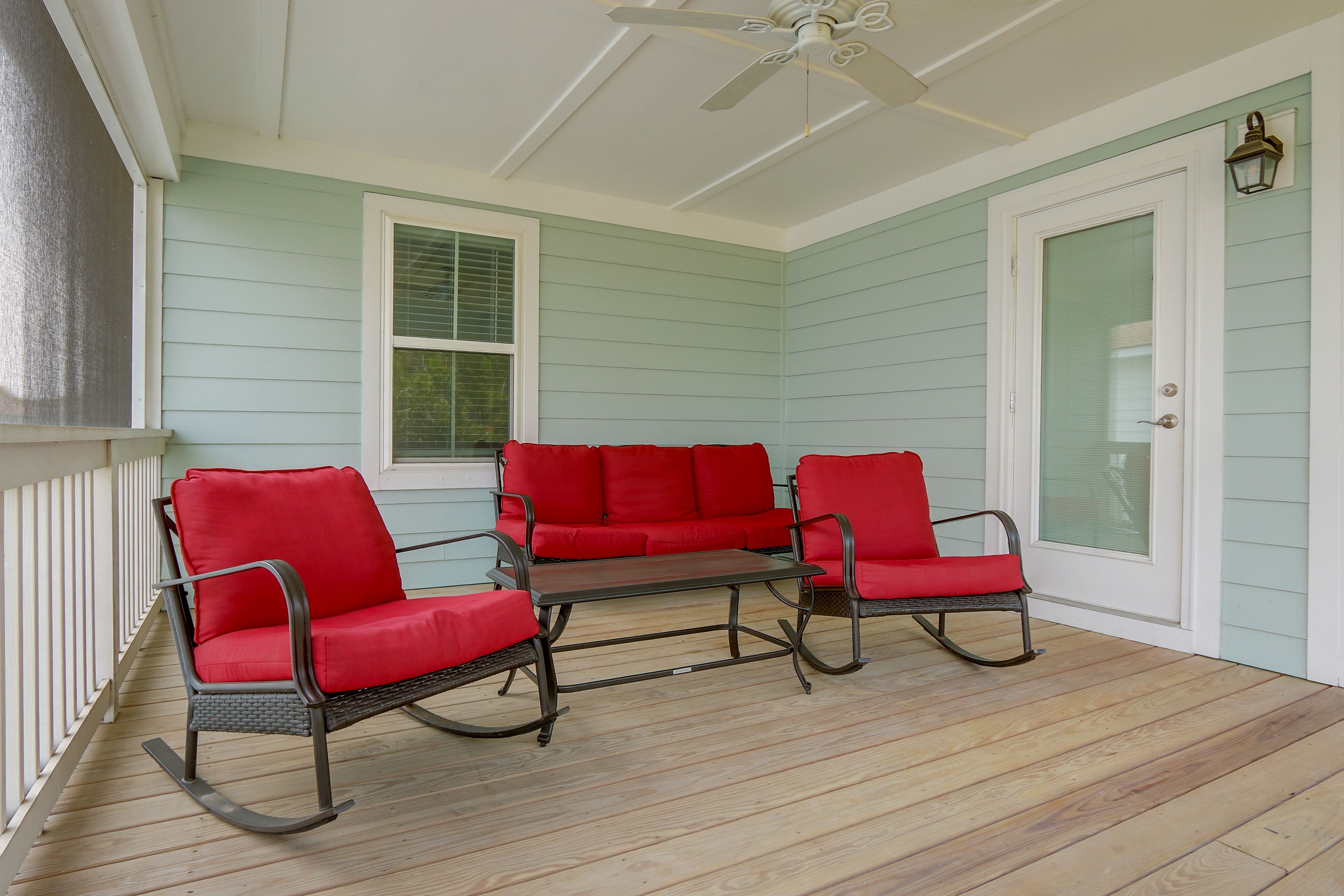 Screened Deck w/ Seating