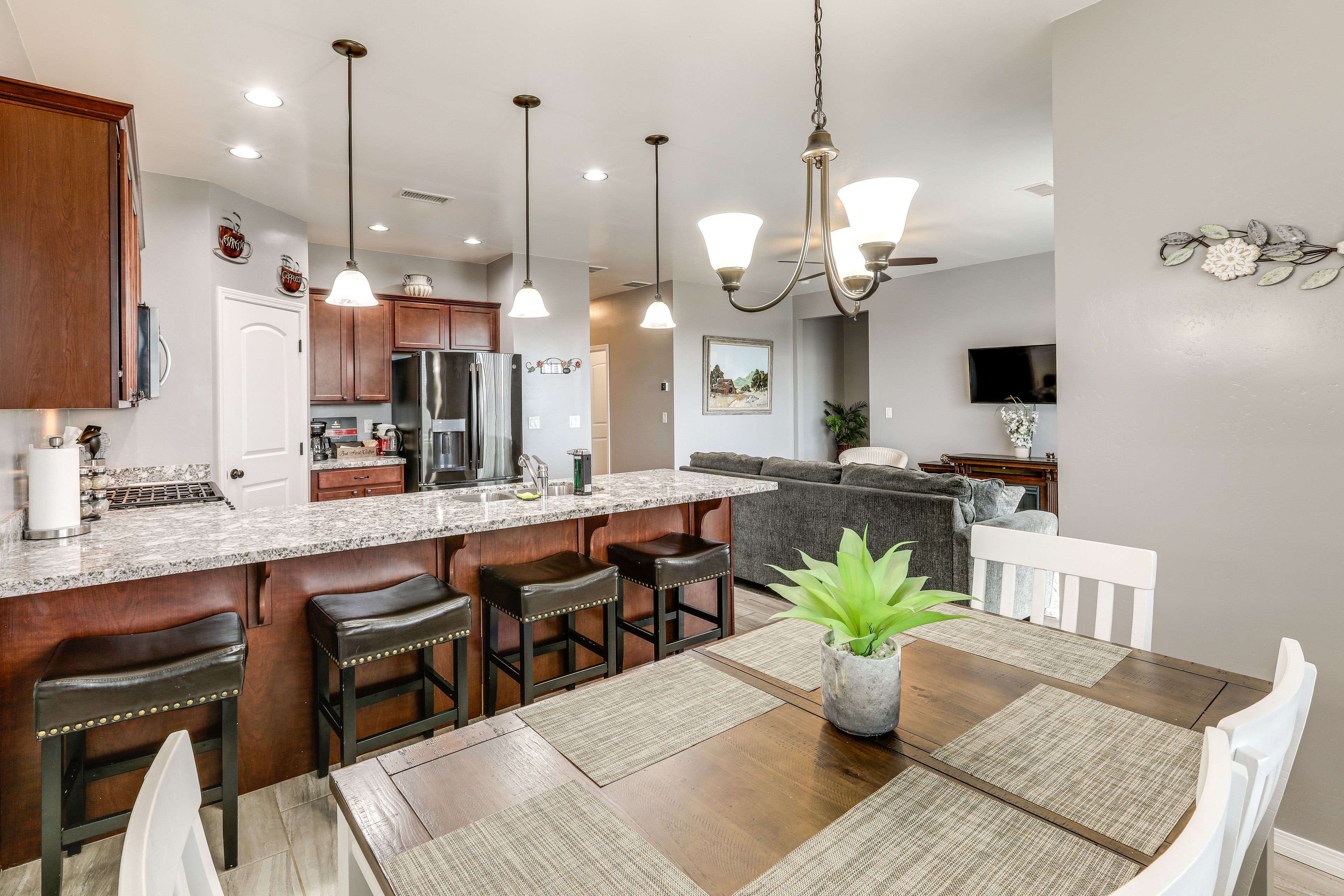 Dining Area | Dishware/Flatware | Free WiFi