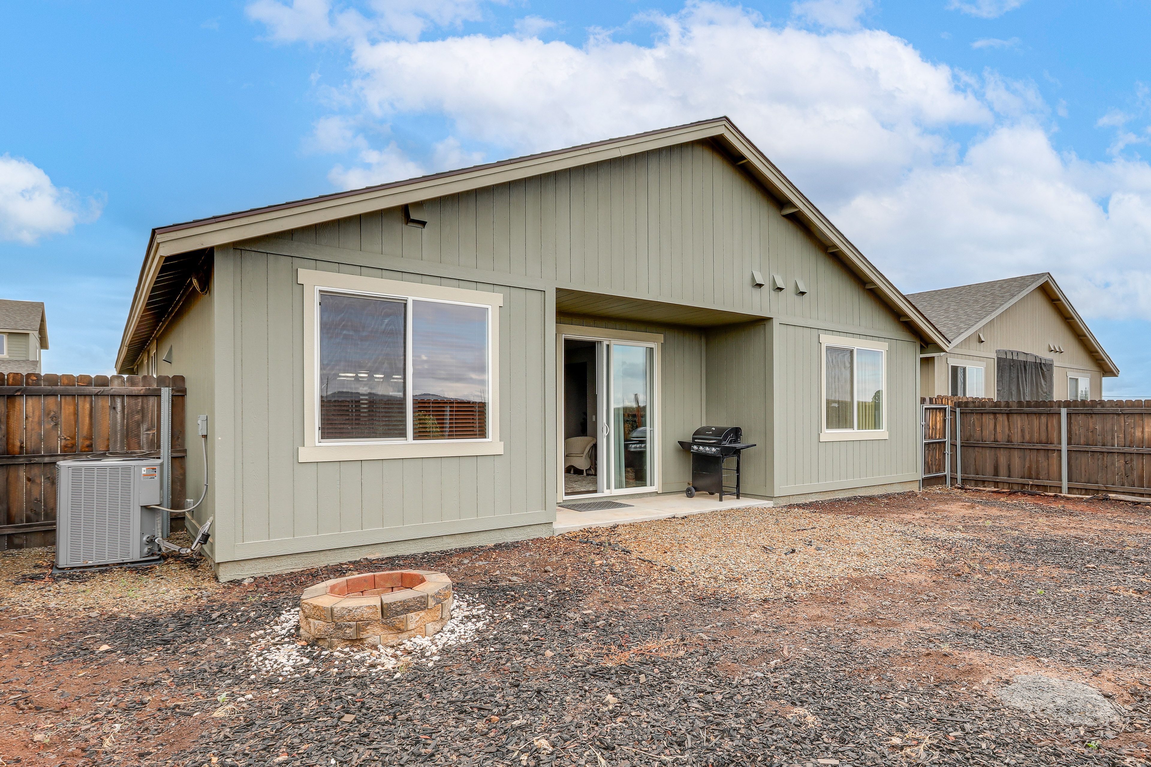 Fenced Backyard | Patio | Gas Grill | Fire Pit