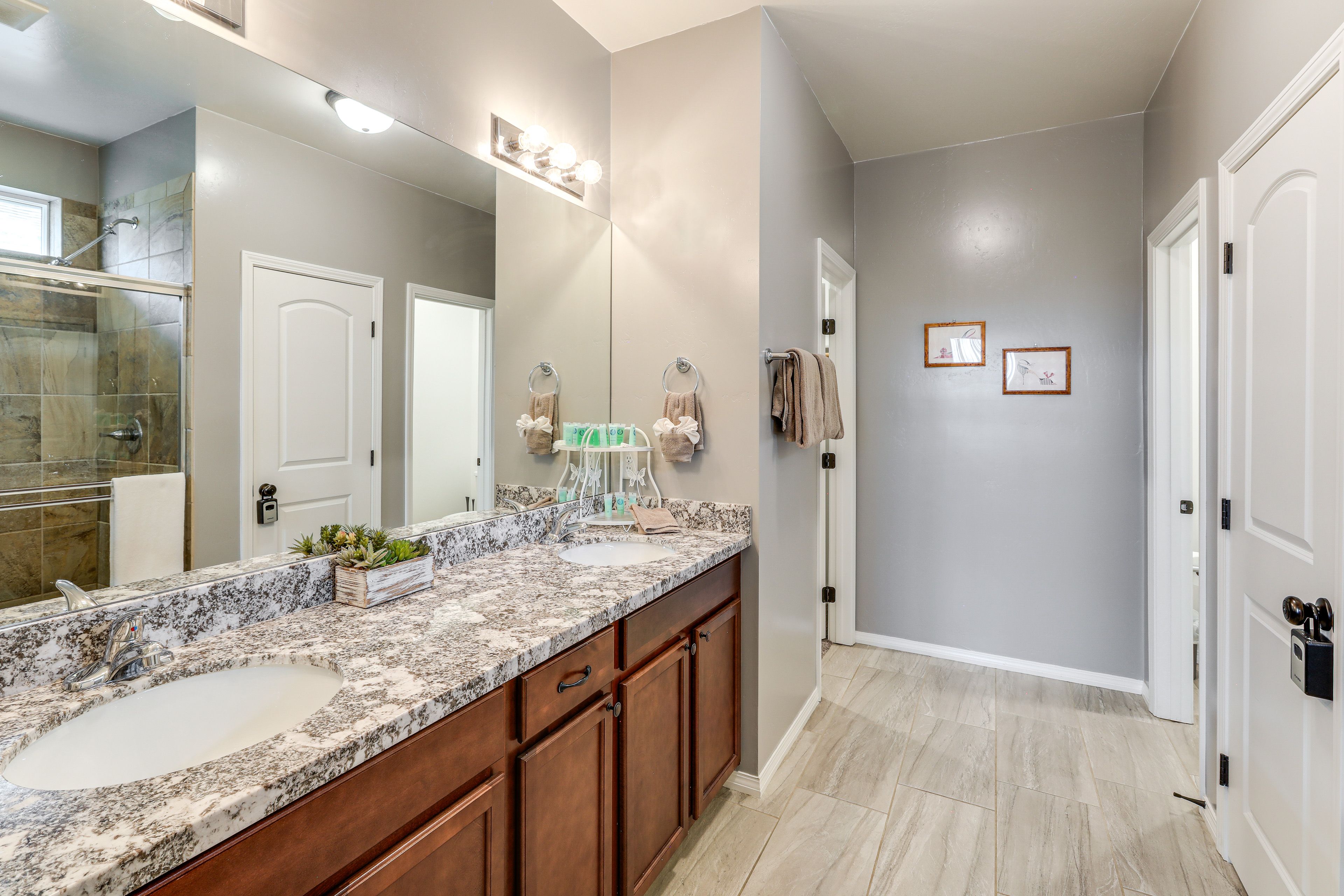 Full Bathroom | Complimentary Toiletries | Towels Provided