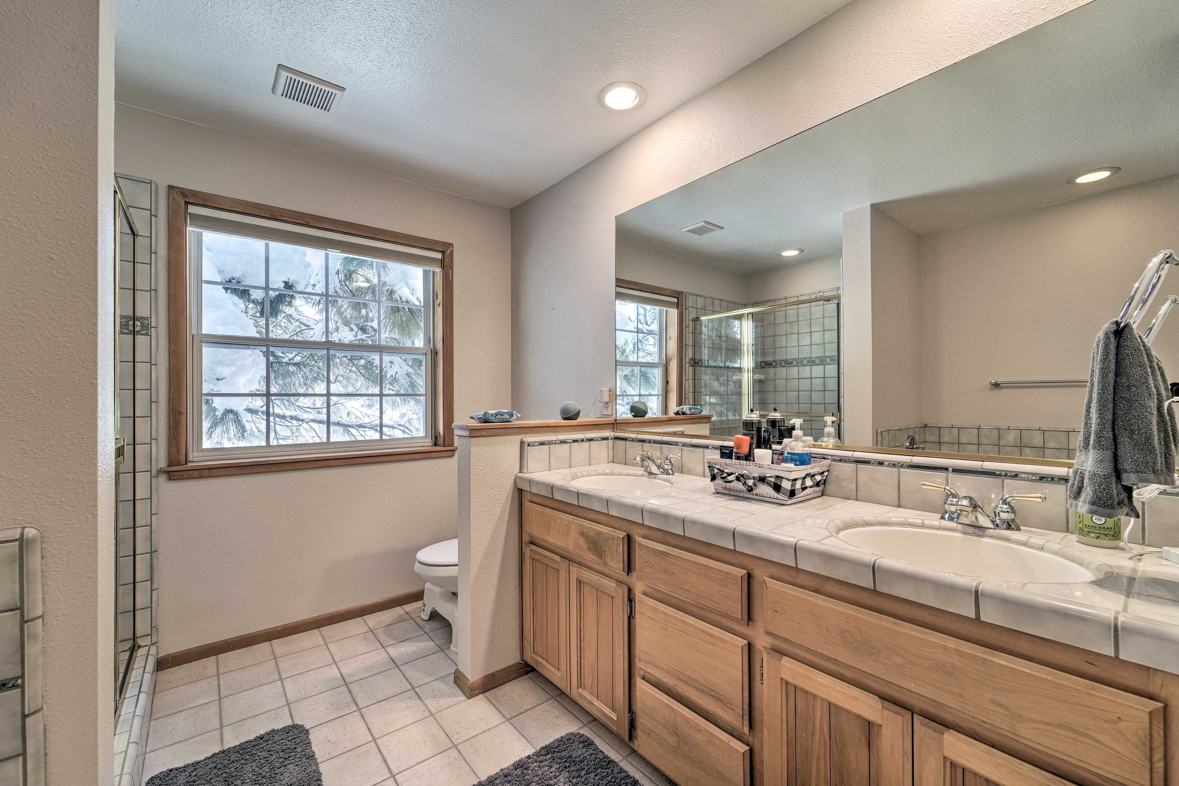 En-Suite Bathroom | Towels Provided | Complimentary Toiletries