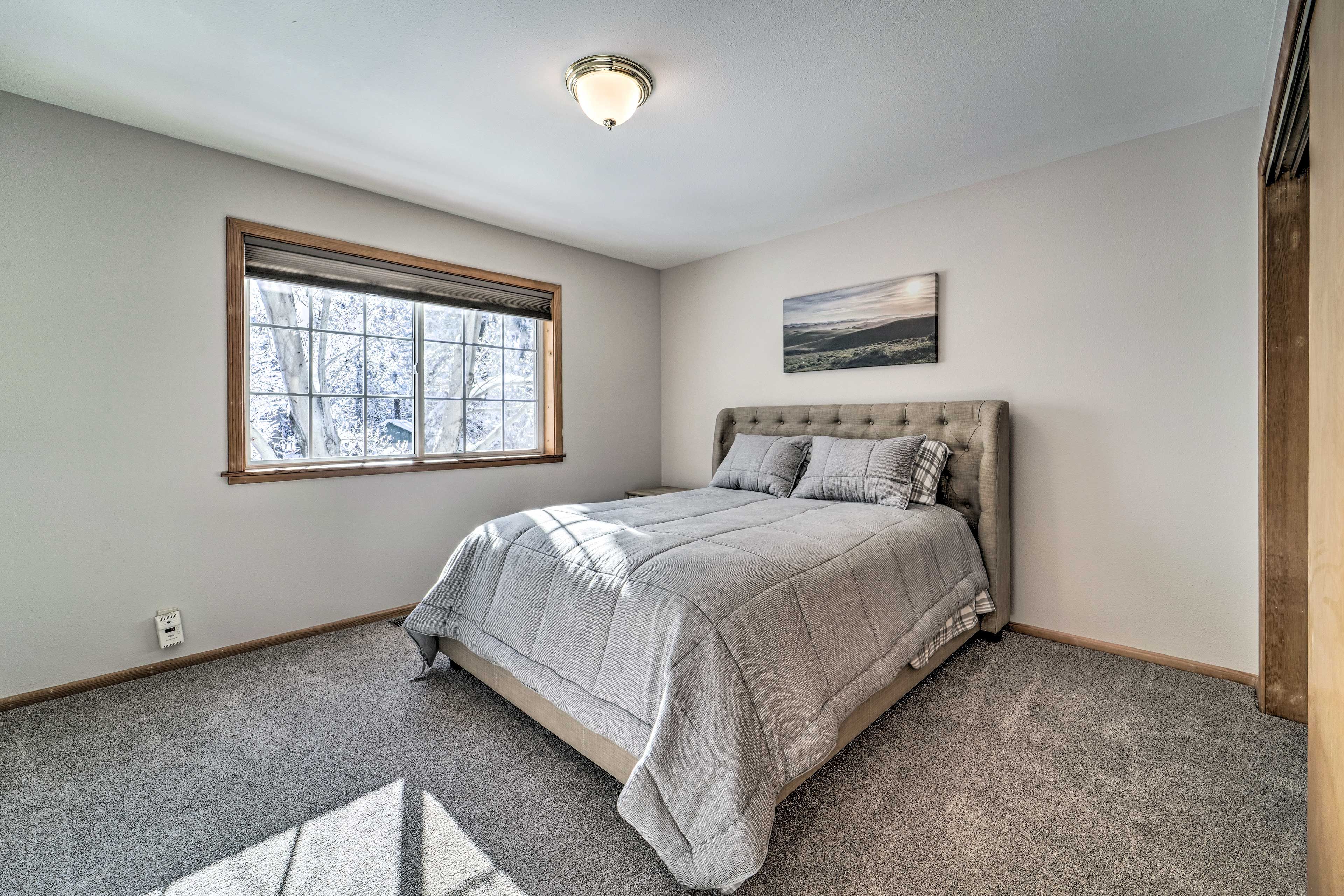 Bedroom 3 | Queen Bed