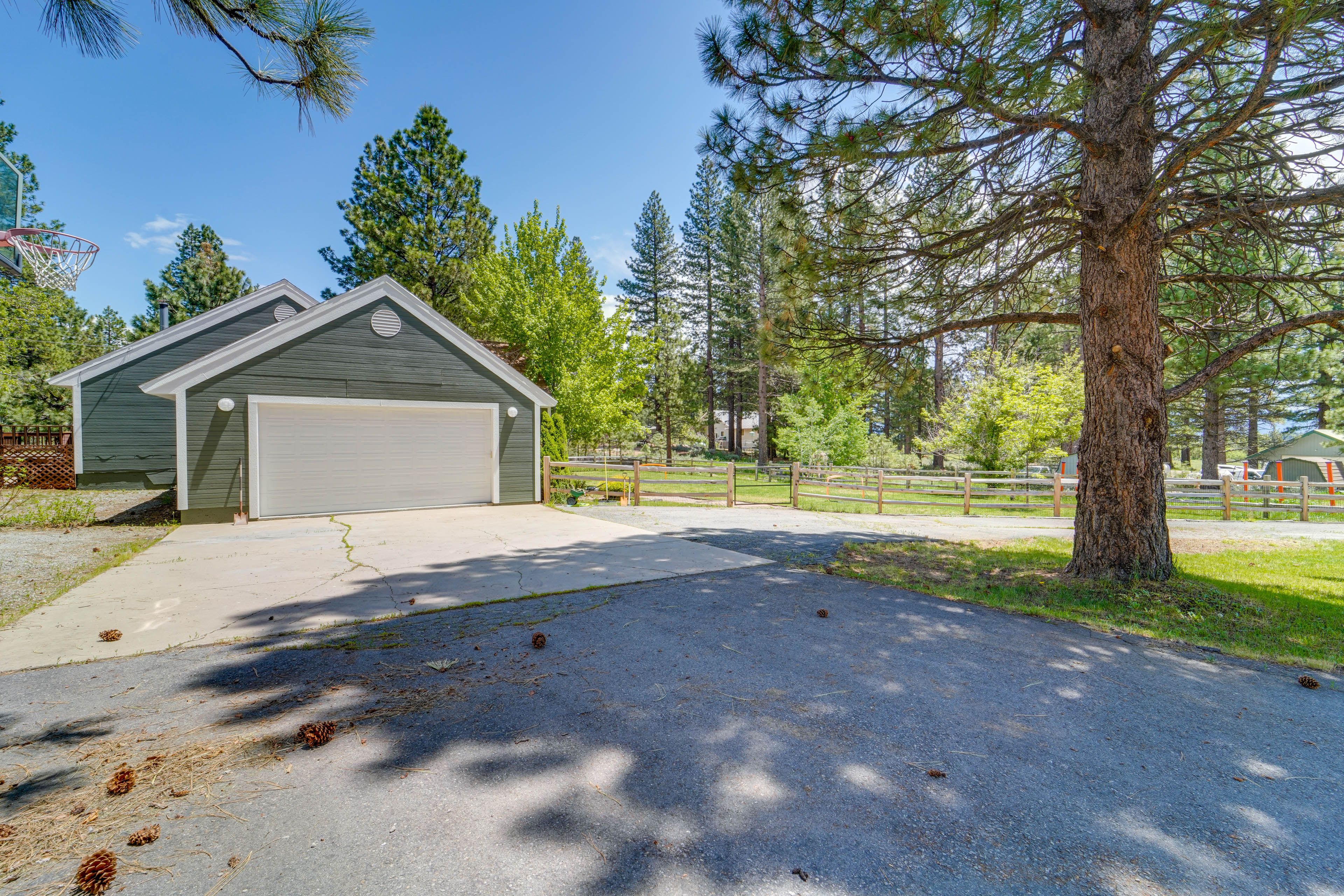 Parking | Driveway (4 vehicles)