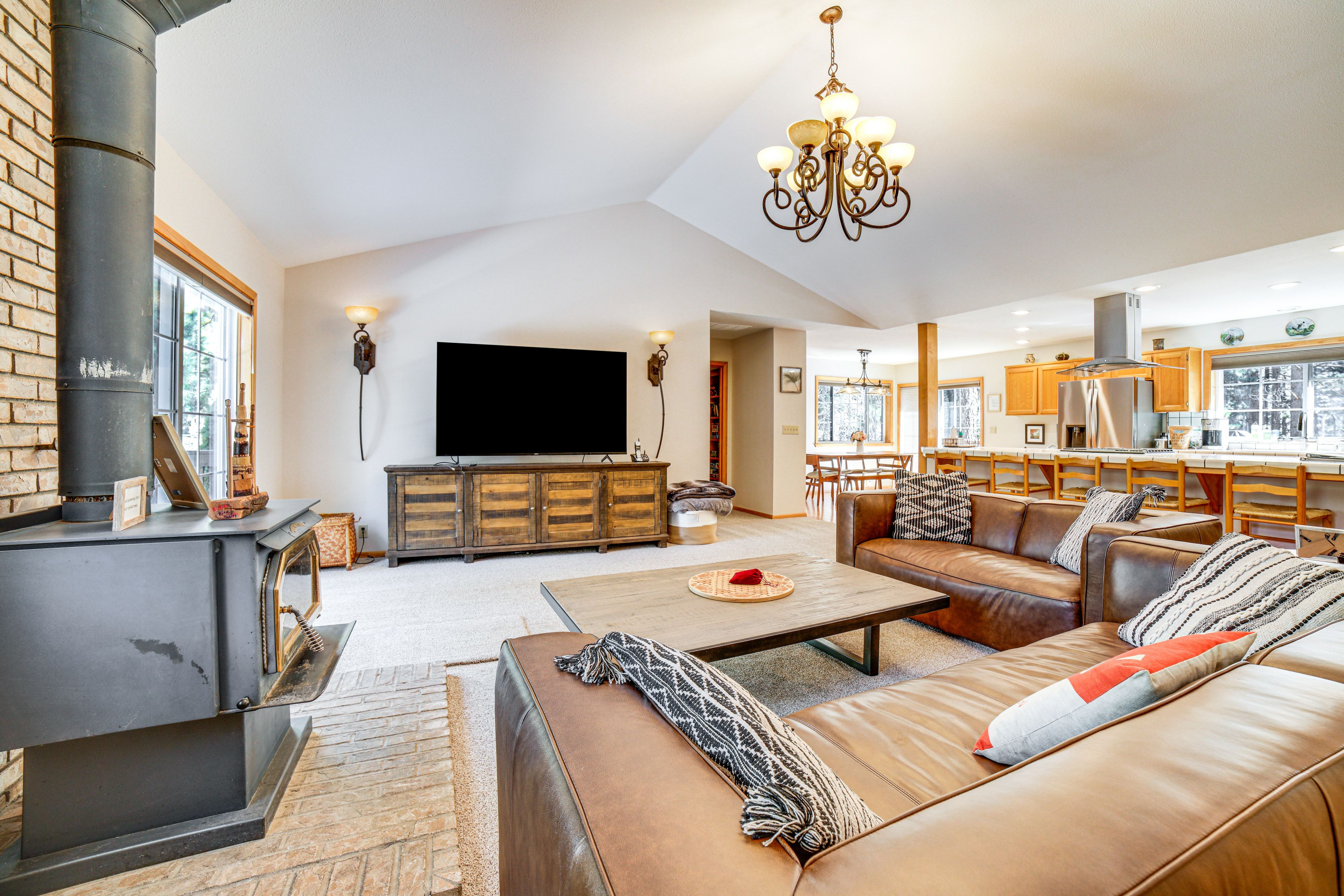 Living Room | Free WiFi (250 Mbps) | Central Heating & A/C