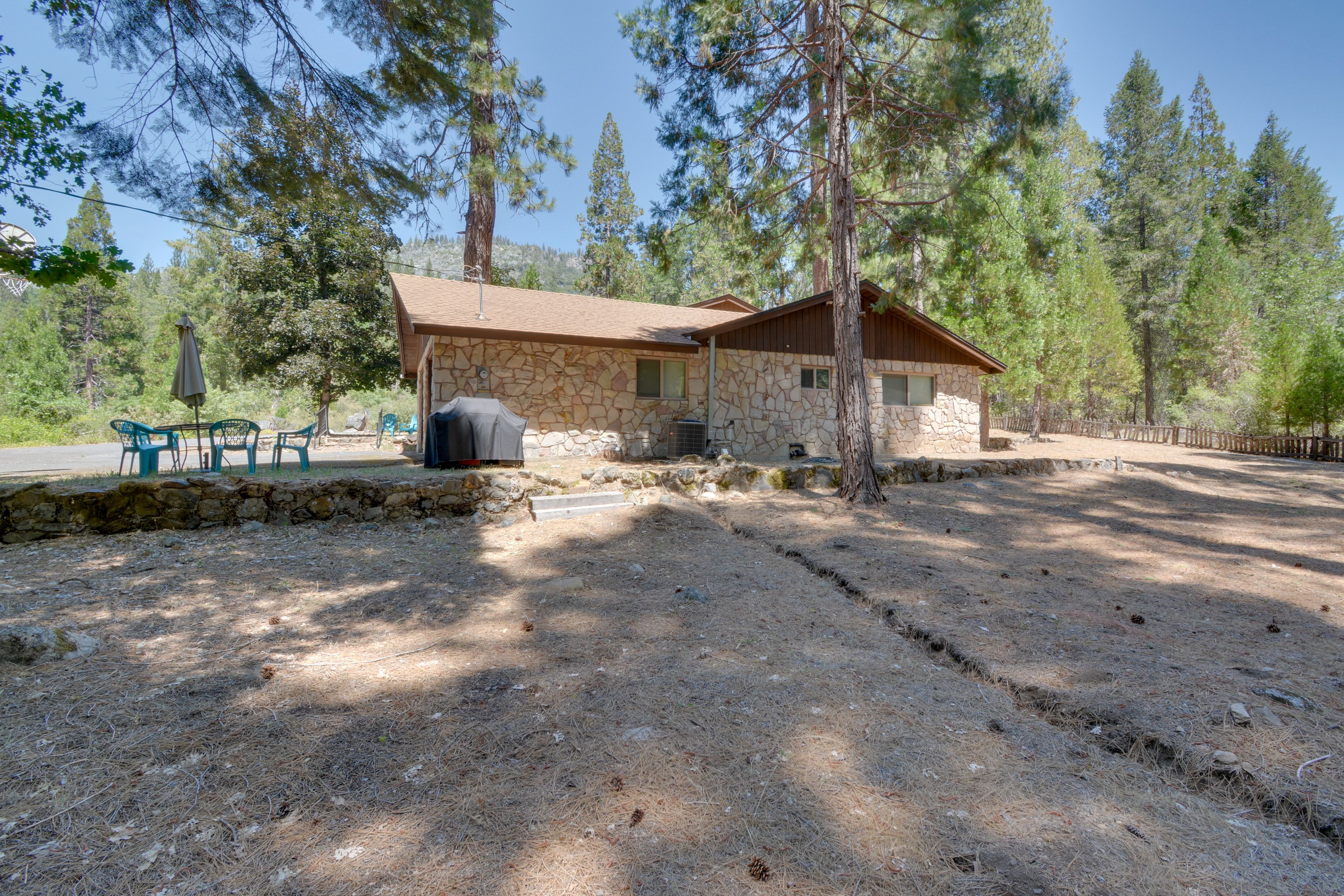 Private Yard | Basketball Court | River Access