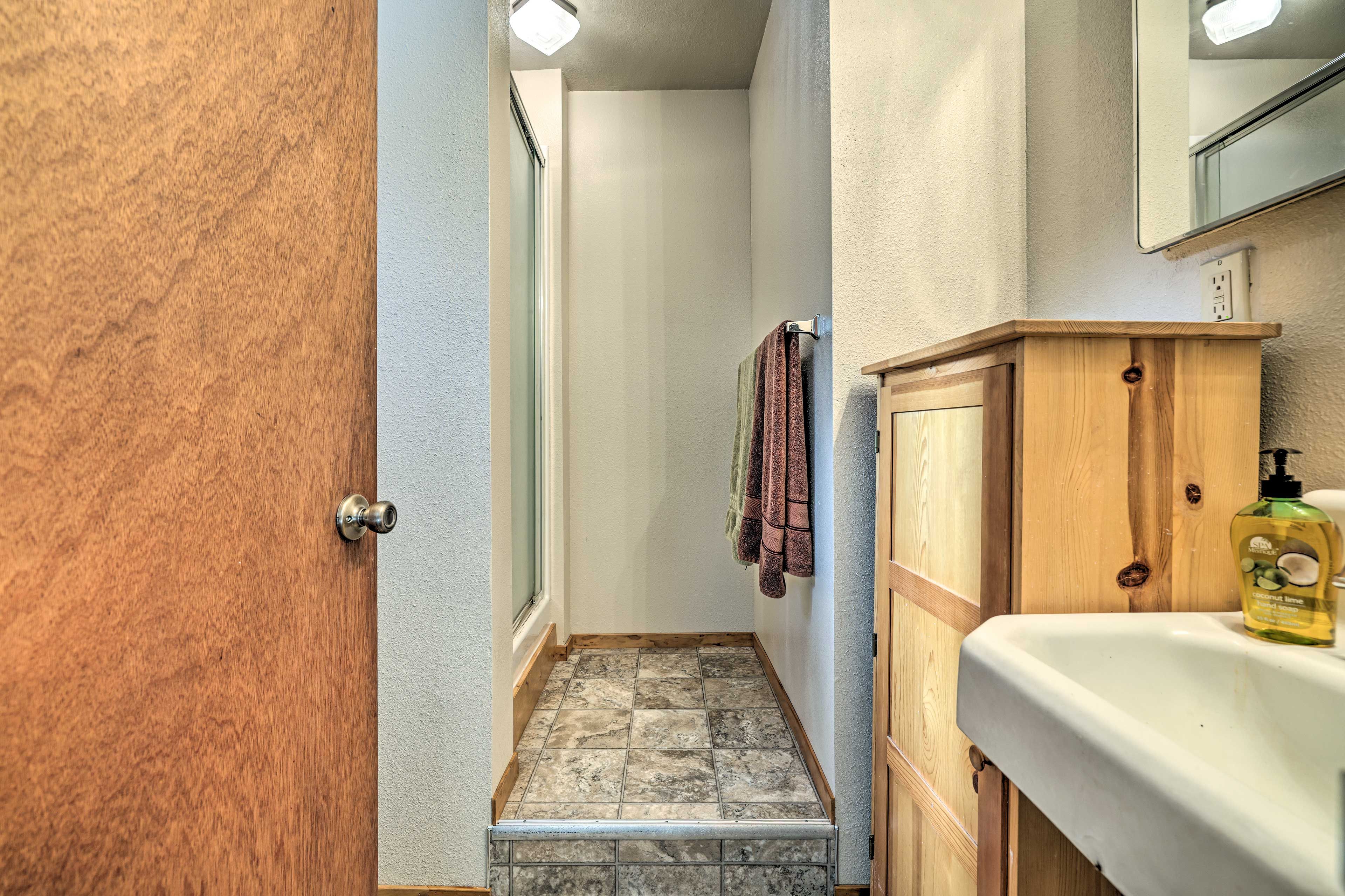 Full Bathroom | Towels Provided