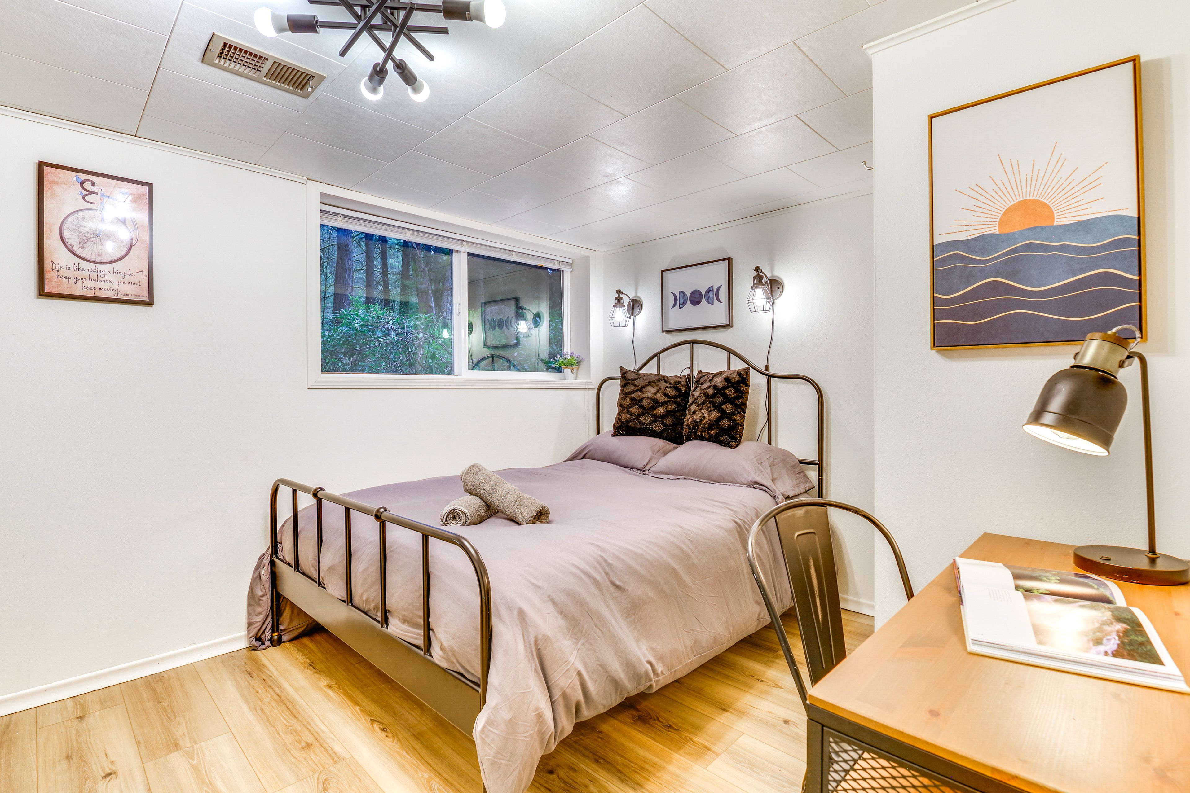 Bedroom 4 | Queen Bed | Desk